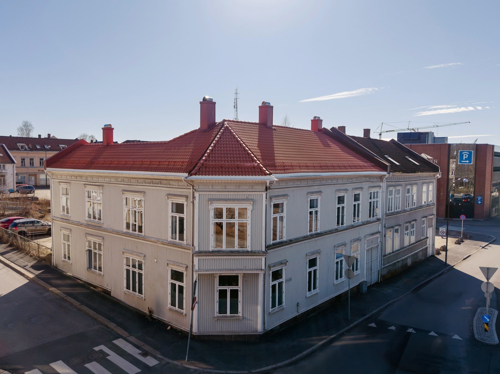 Bygård - leiigheten ligger i 2 .etg i vinkel Galleribilde
