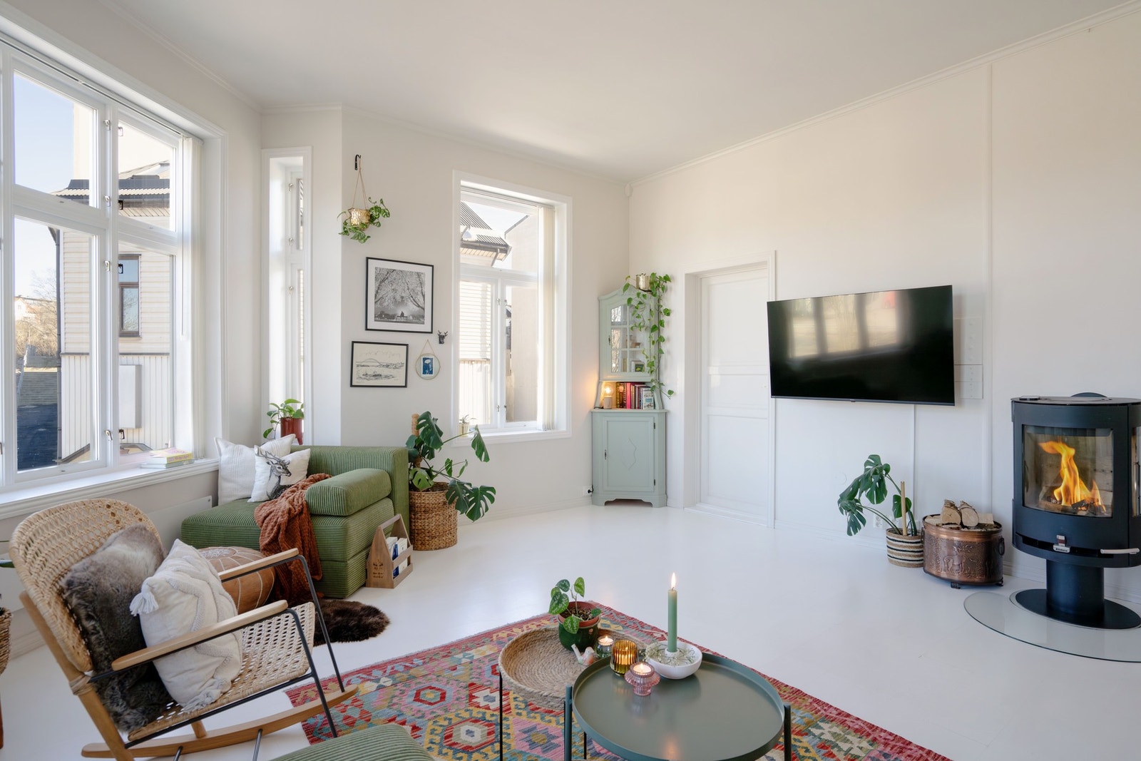 Godt med lysinnslipp og lite innsyn gjør rommet godt å være i. Døren i enden leder inn til soverom 2 Galleribilde