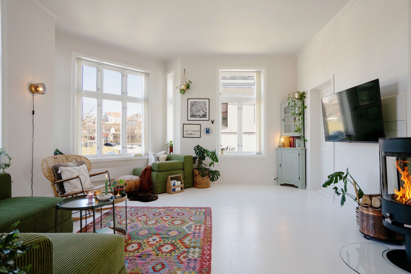 Ildsted i stuen gir den ekstra lune varmen i den kalde årstiden Galleribilde