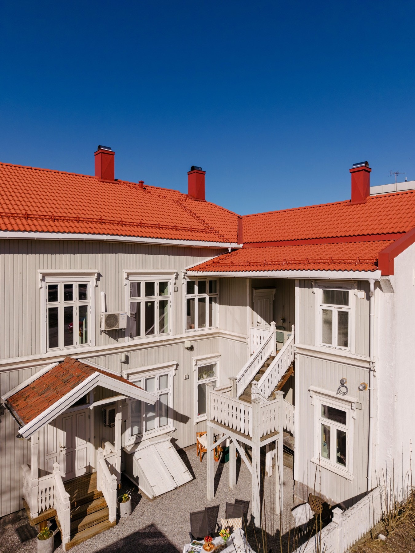 Selveierleilighet i bygård med egen bakgård skjermet for innsyn Galleribilde