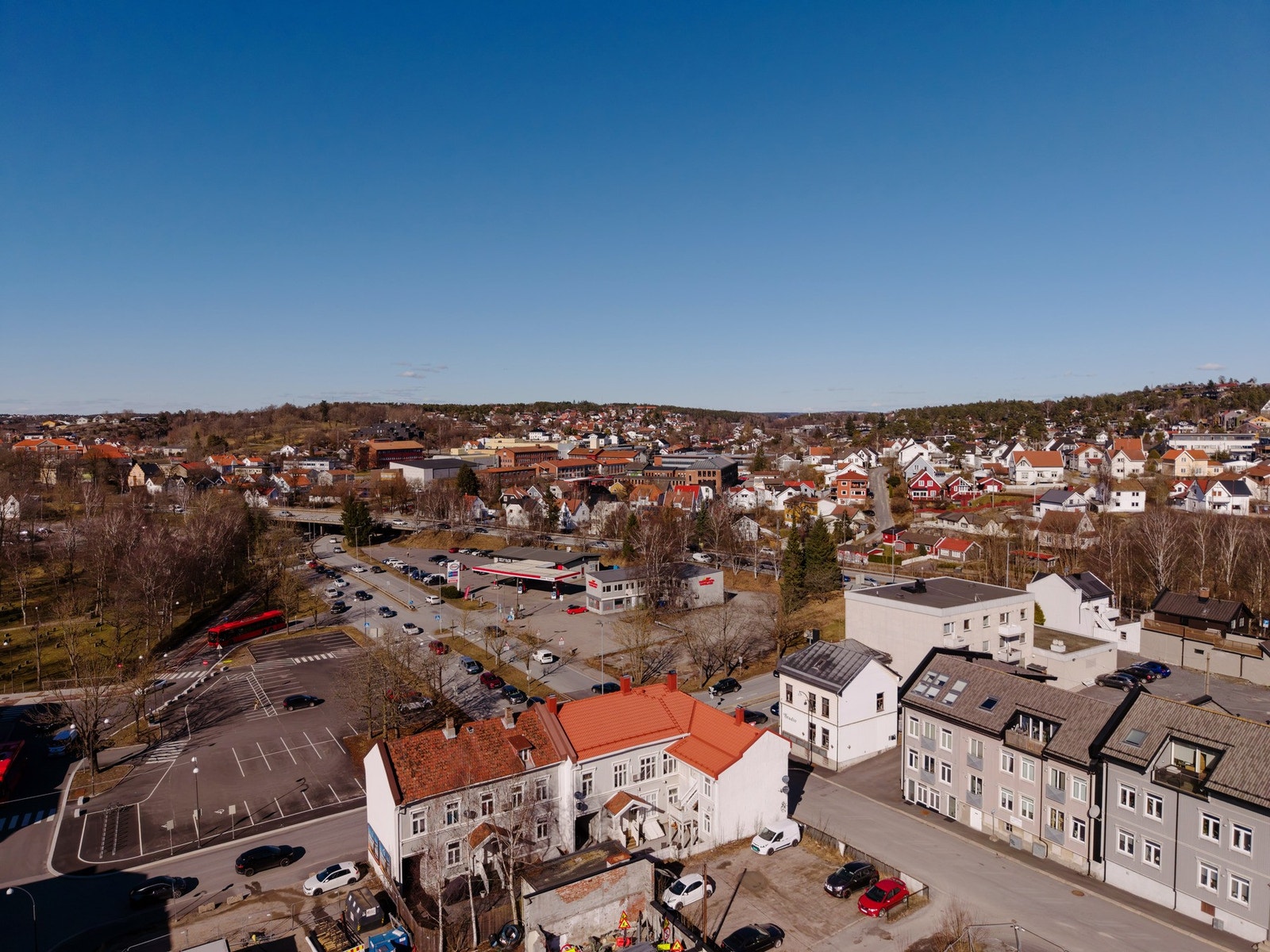 Parkeringsplass kan leies vis a vis denne bygården Galleribilde