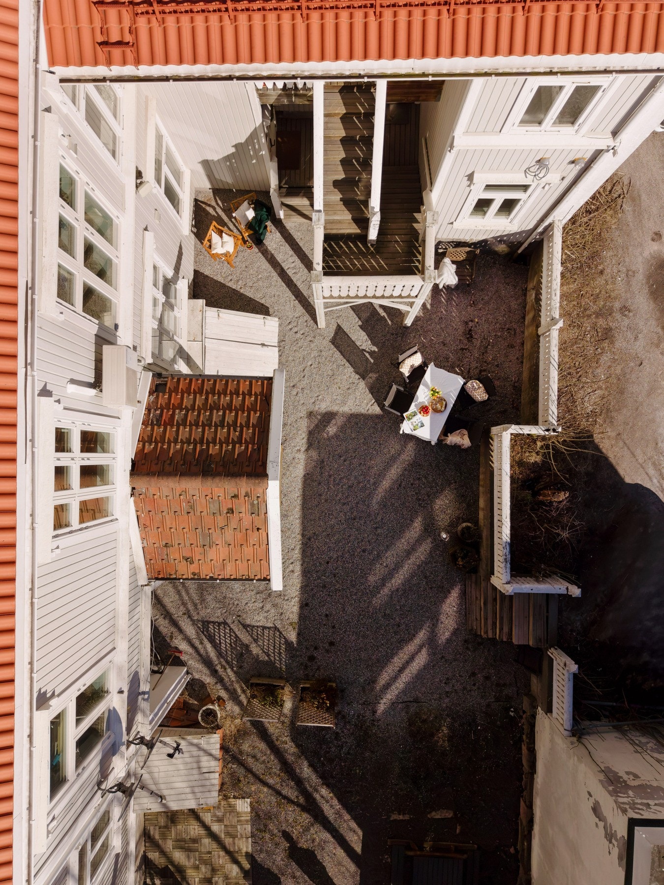 Oversiktsbilde over bakgården. Galleribilde