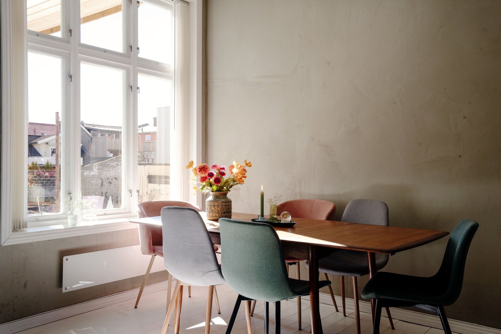 Fin utsikt utover bakgården og formiddagslyset som slipper inn Galleribilde