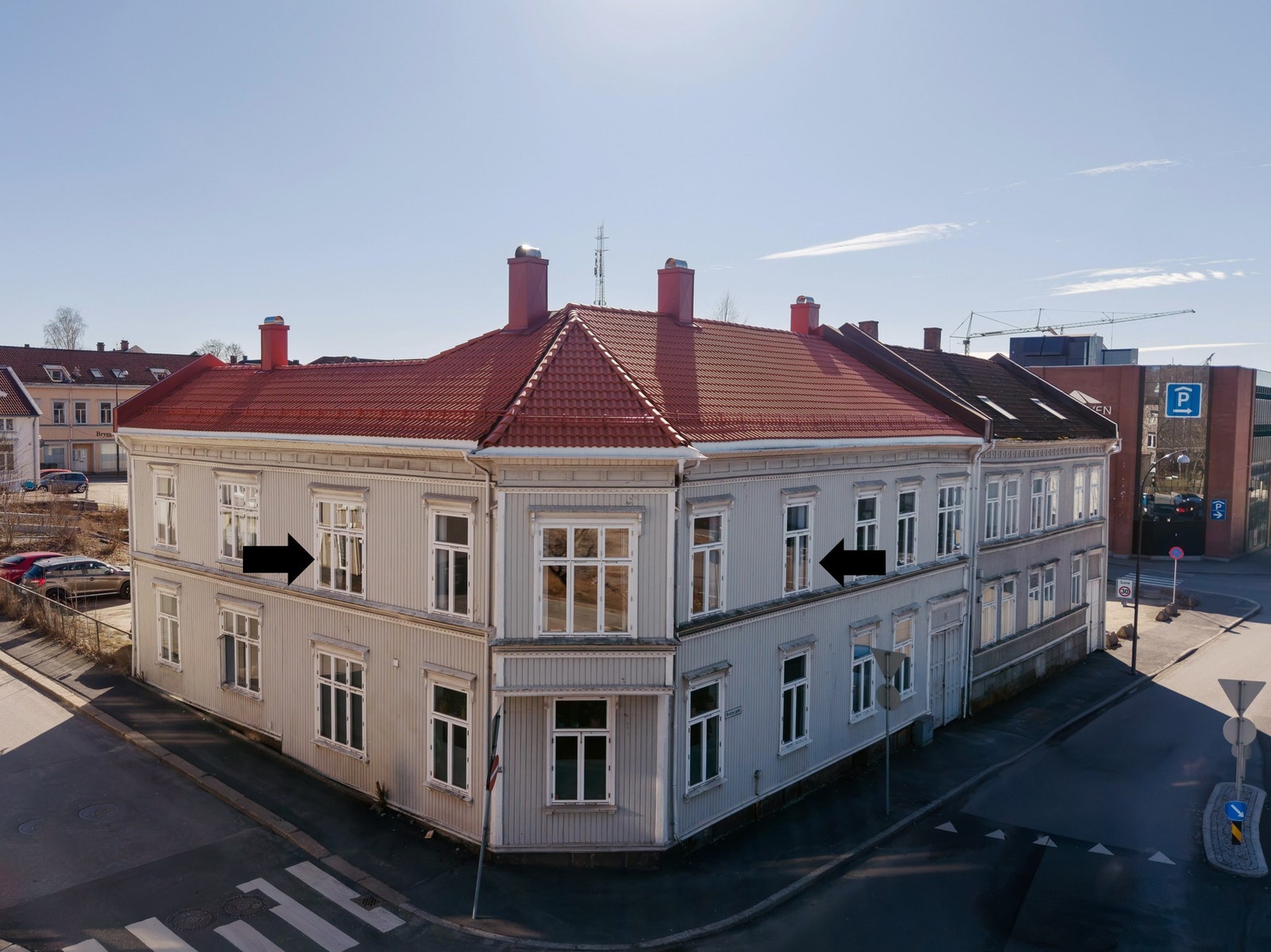 Hjørneleilighet i 2. etg. med 5 vinduer totalt fra denne siden. Se piler Galleribilde