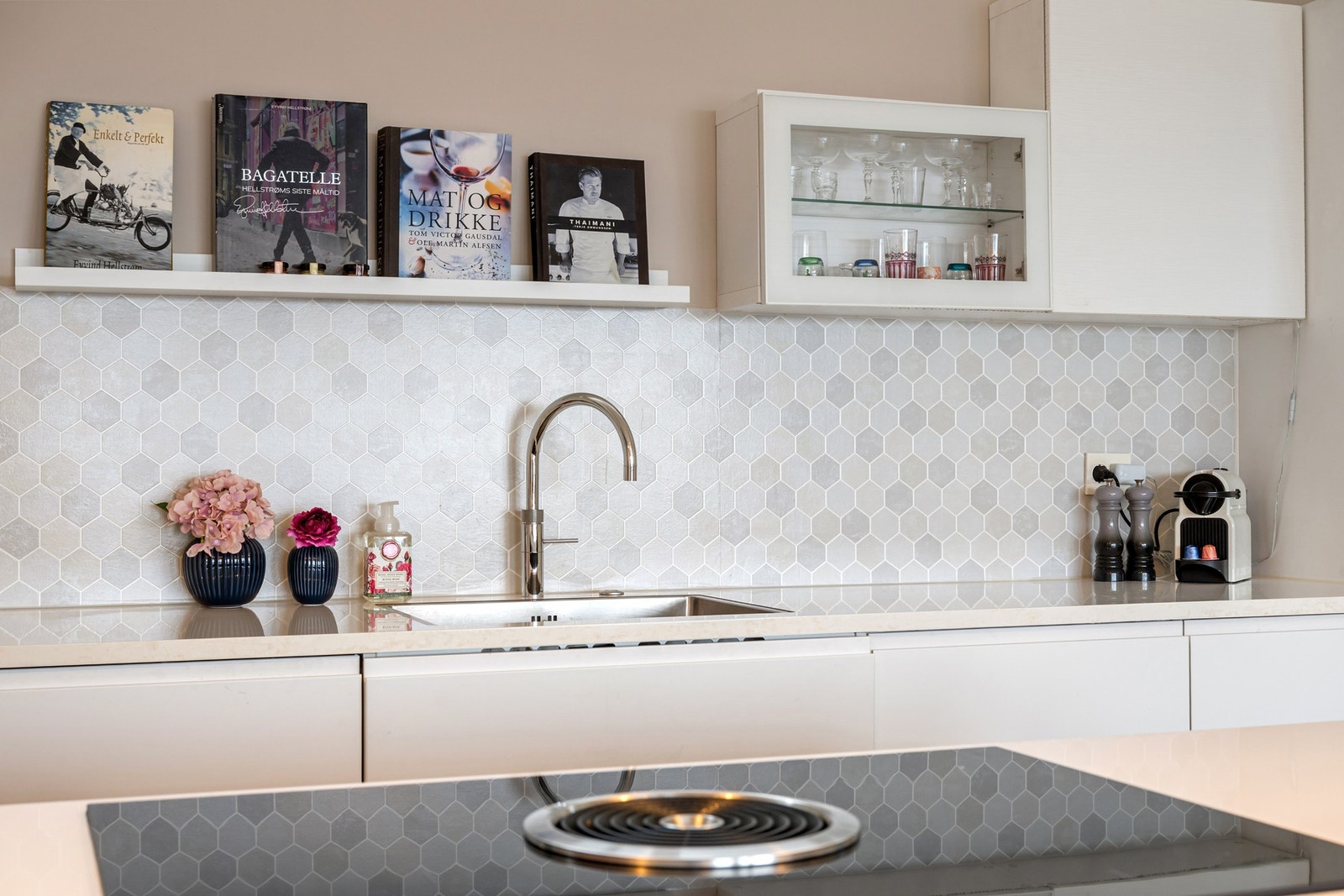 Kjøkkenet er utstyrt med Bora-vifte med kullfilter og Quooker. Galleribilde