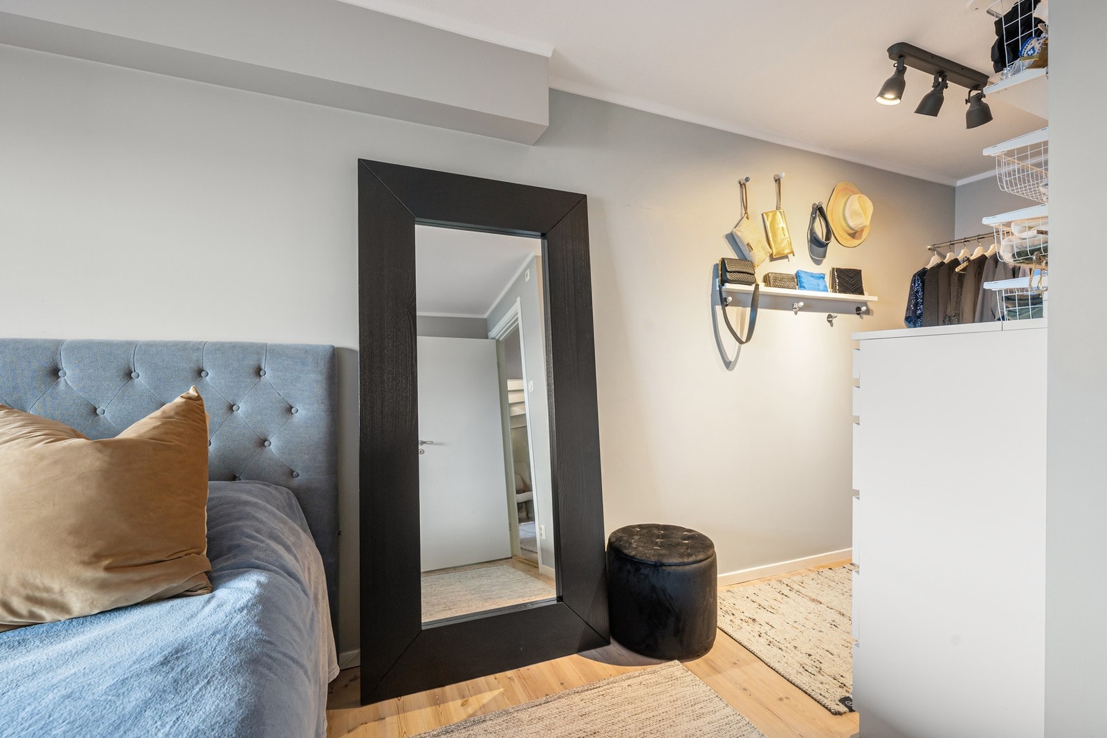 Smart planløsning hvor det er en naturlig sone for oppbevaring/walk-in. Galleribilde