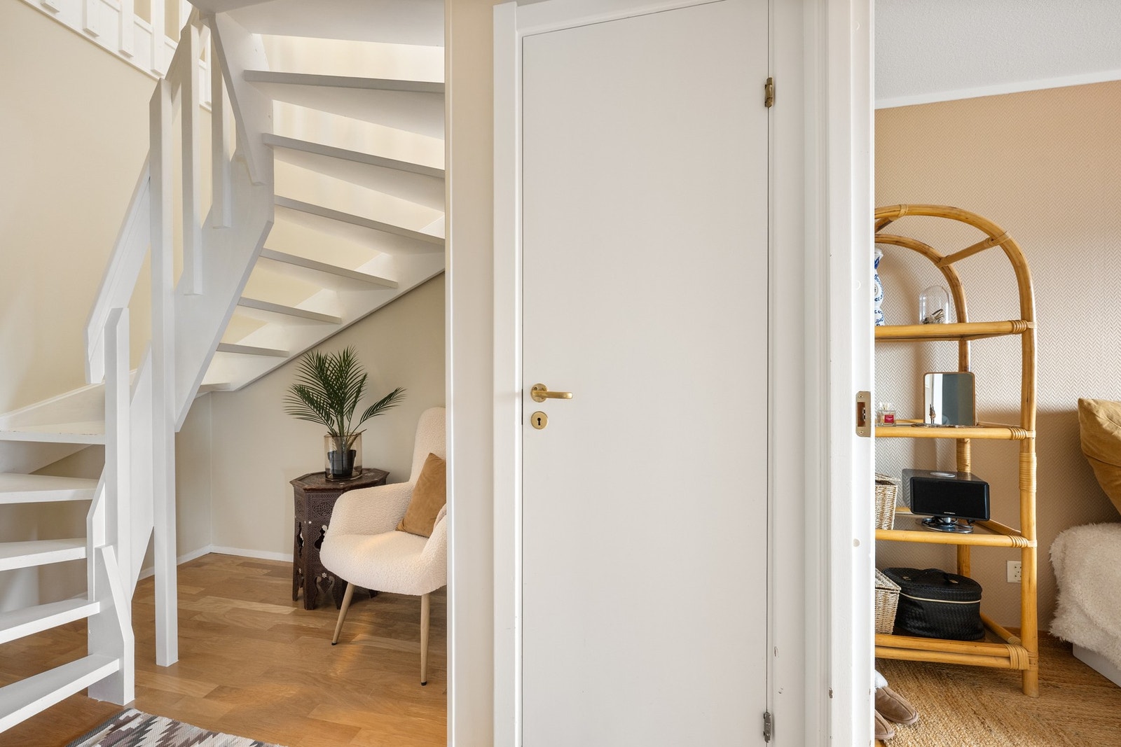 Her er det godt med oppbevaringsplass, både i form av arealet under trappen og en innvendig bod i underetasjen. Galleribilde