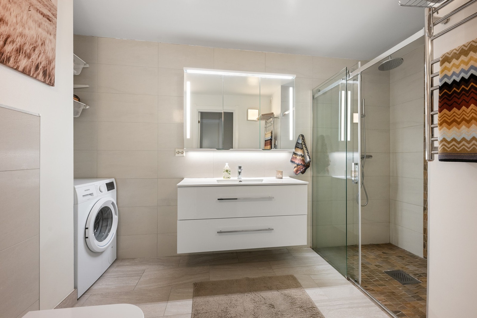 Badet ble totalrenovert i 2026, og oppgradert med ny innredning i 2025. Her er det opplegg for vaskemaskin. Galleribilde