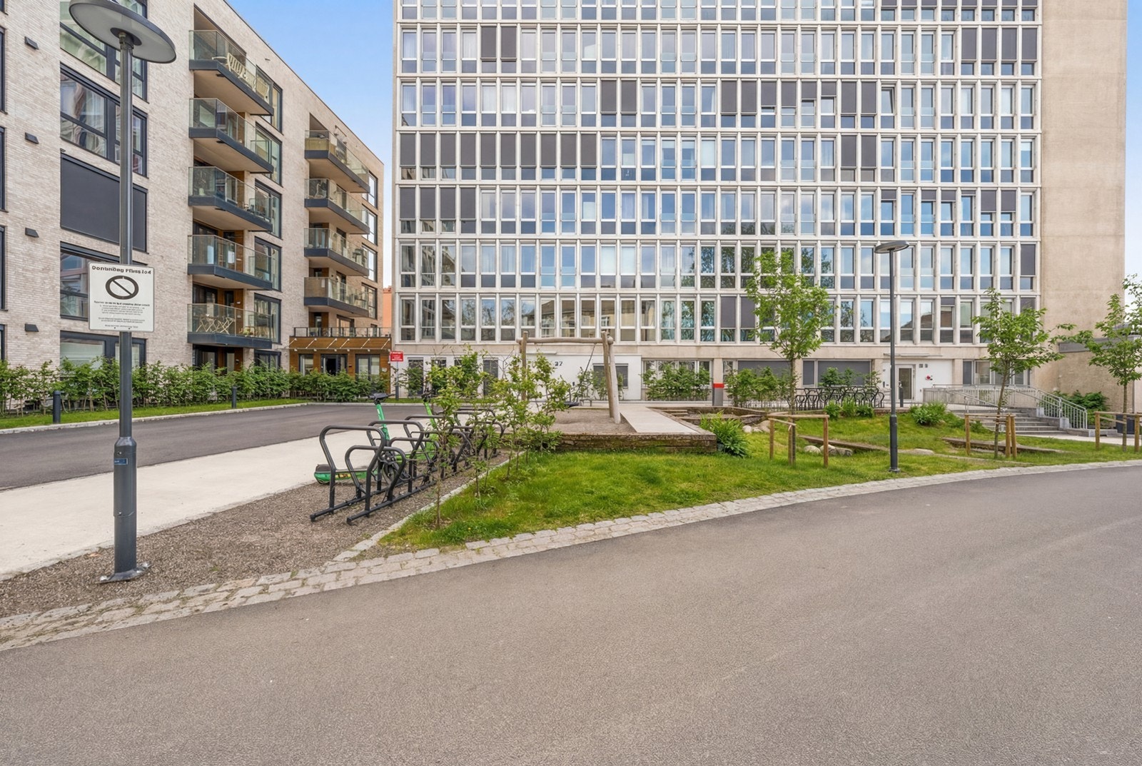 Pent opparbeidet fellesareal med tilgang til flott takterrasse med gode solforhold og utsikt, sykkelparkering Galleribilde
