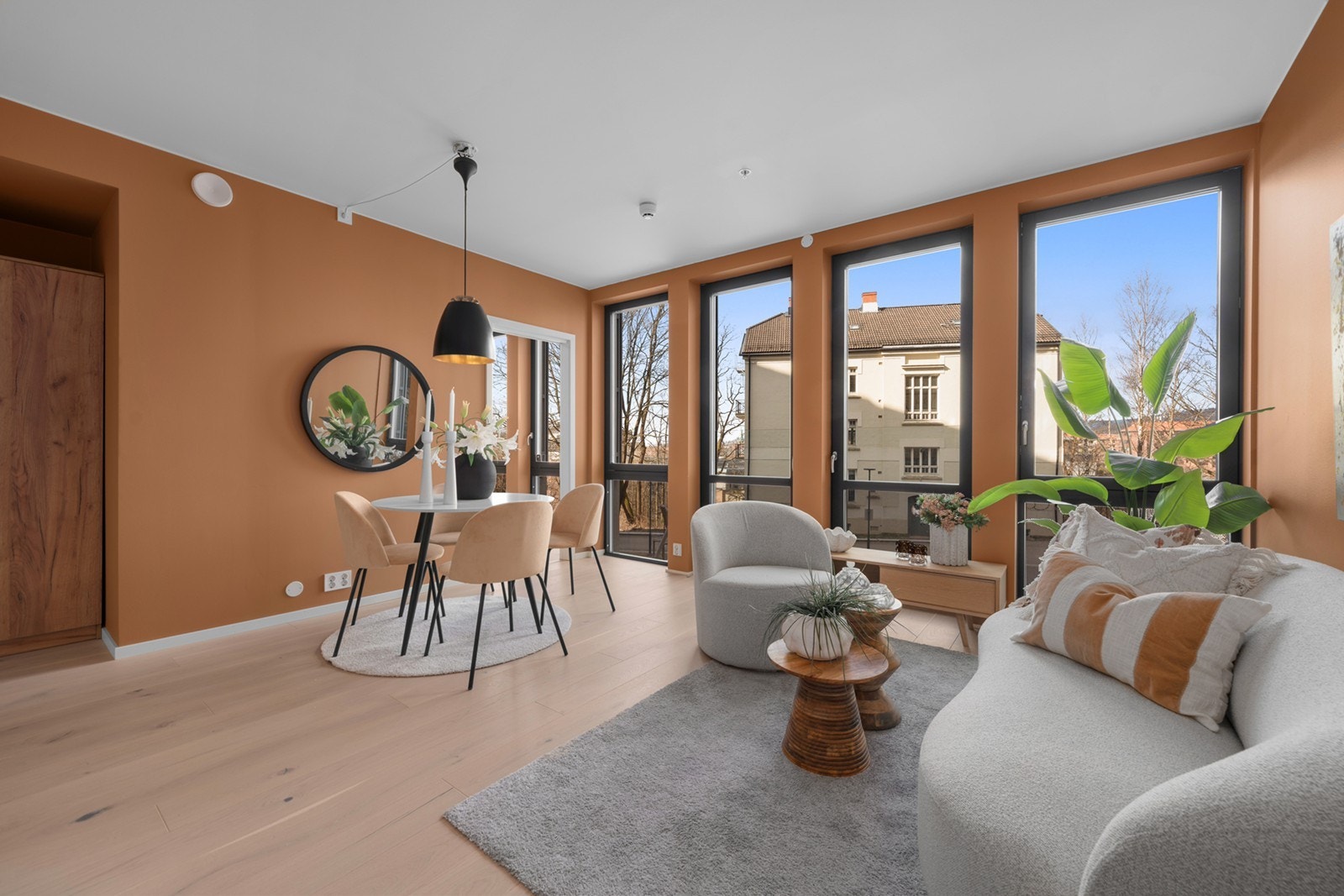 Leiligheten ligger i 2. etasje og har et bruksareal på 56 m². Den inneholder entré, stue/kjøkken, bad og to soverom. Bygget er nytt fra 2024, og leiligheten har en moderne standard Galleribilde