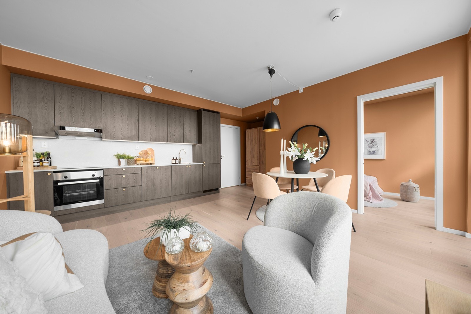 Den åpne planløsningen skaper en luftig og sosial sone, med god plass til både sofagruppe med tilhørende møblement, spisebord og annet ønsket inventar Galleribilde