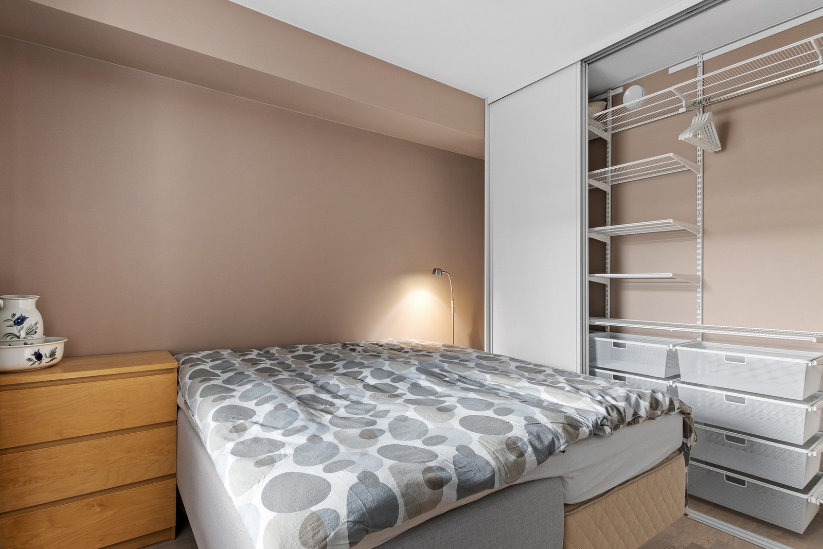 Hovedsoverom med skyvedørs garderobe. Galleribilde
