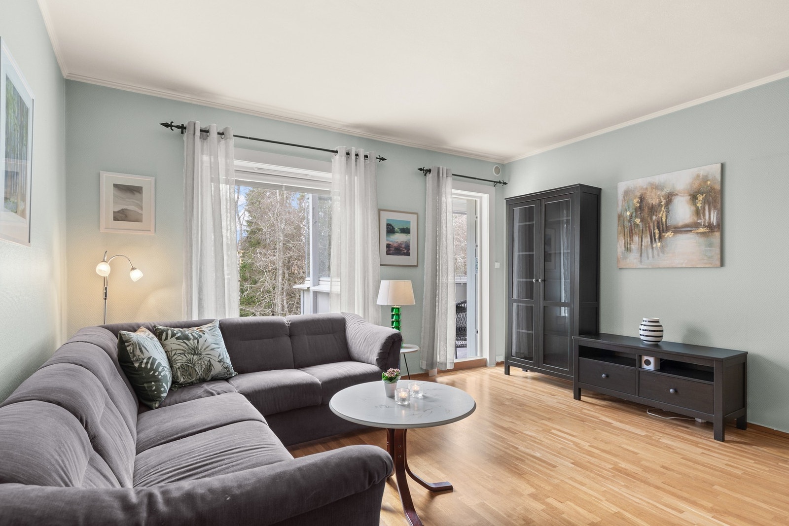 God plass til stor sofagruppe samt spiseplass til flere. Galleribilde