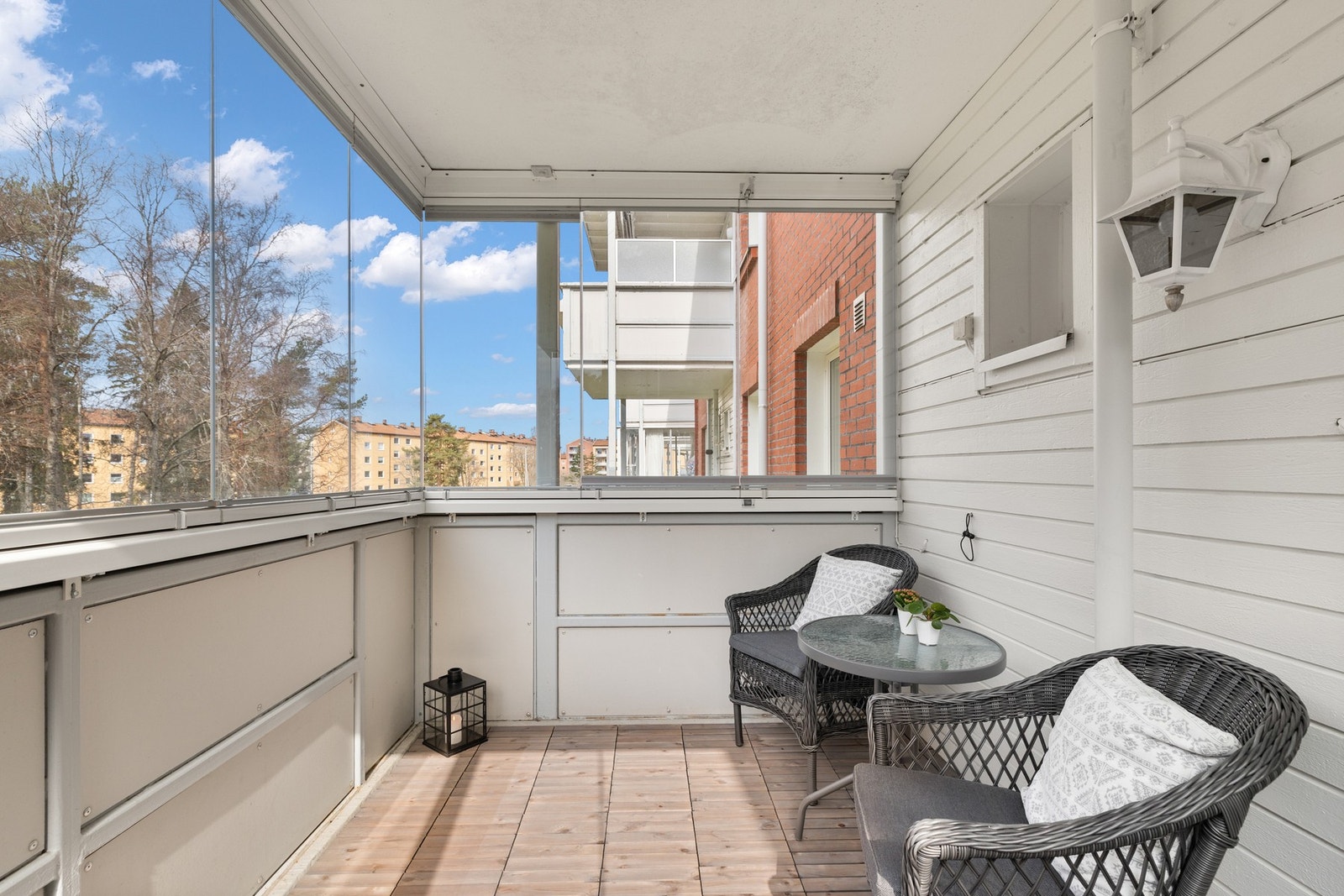 God plass til sittegruppe samt grill. Balkong på 8,2 m². Galleribilde
