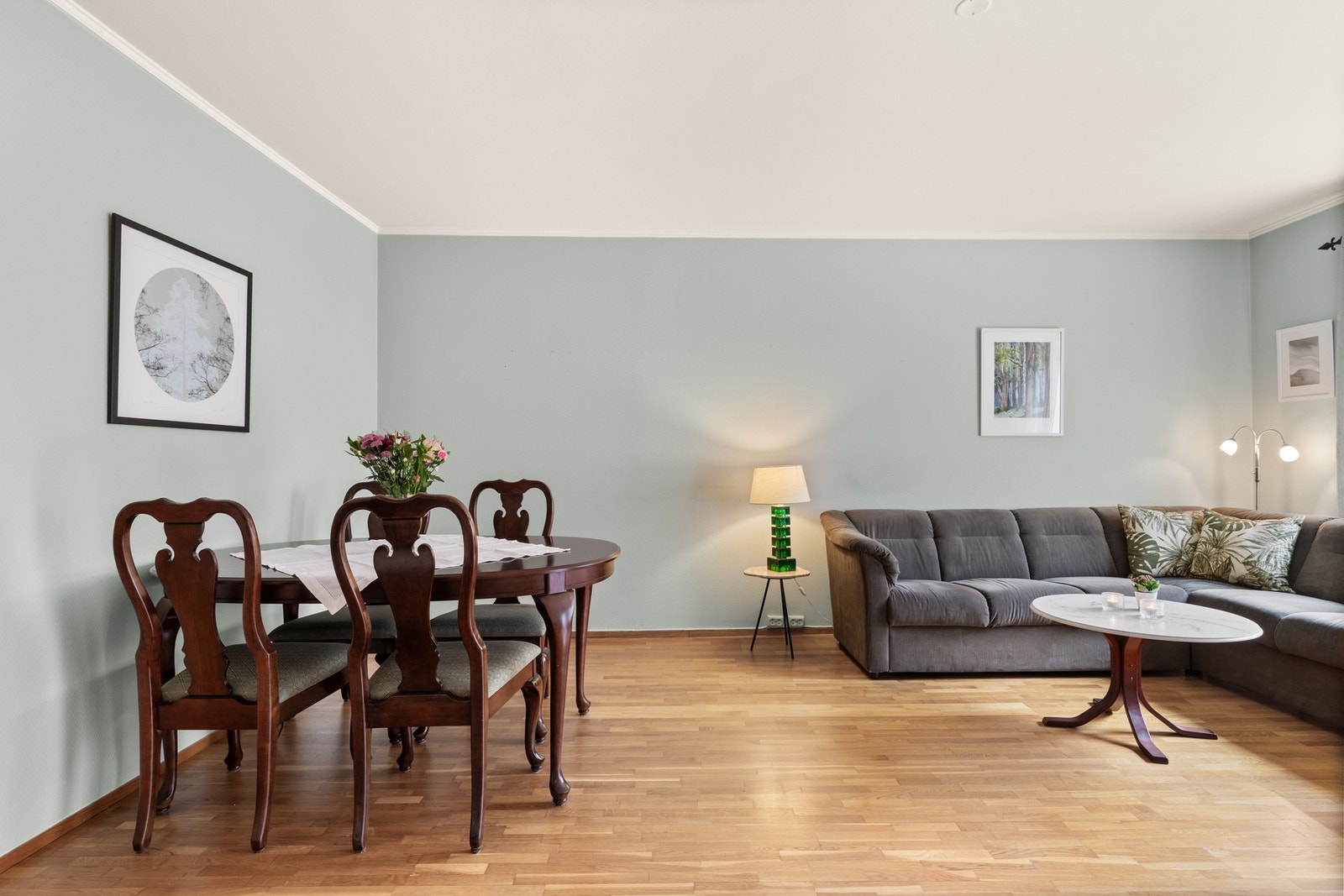 Stor og lys stue med gode innredningsmuligheter. Galleribilde