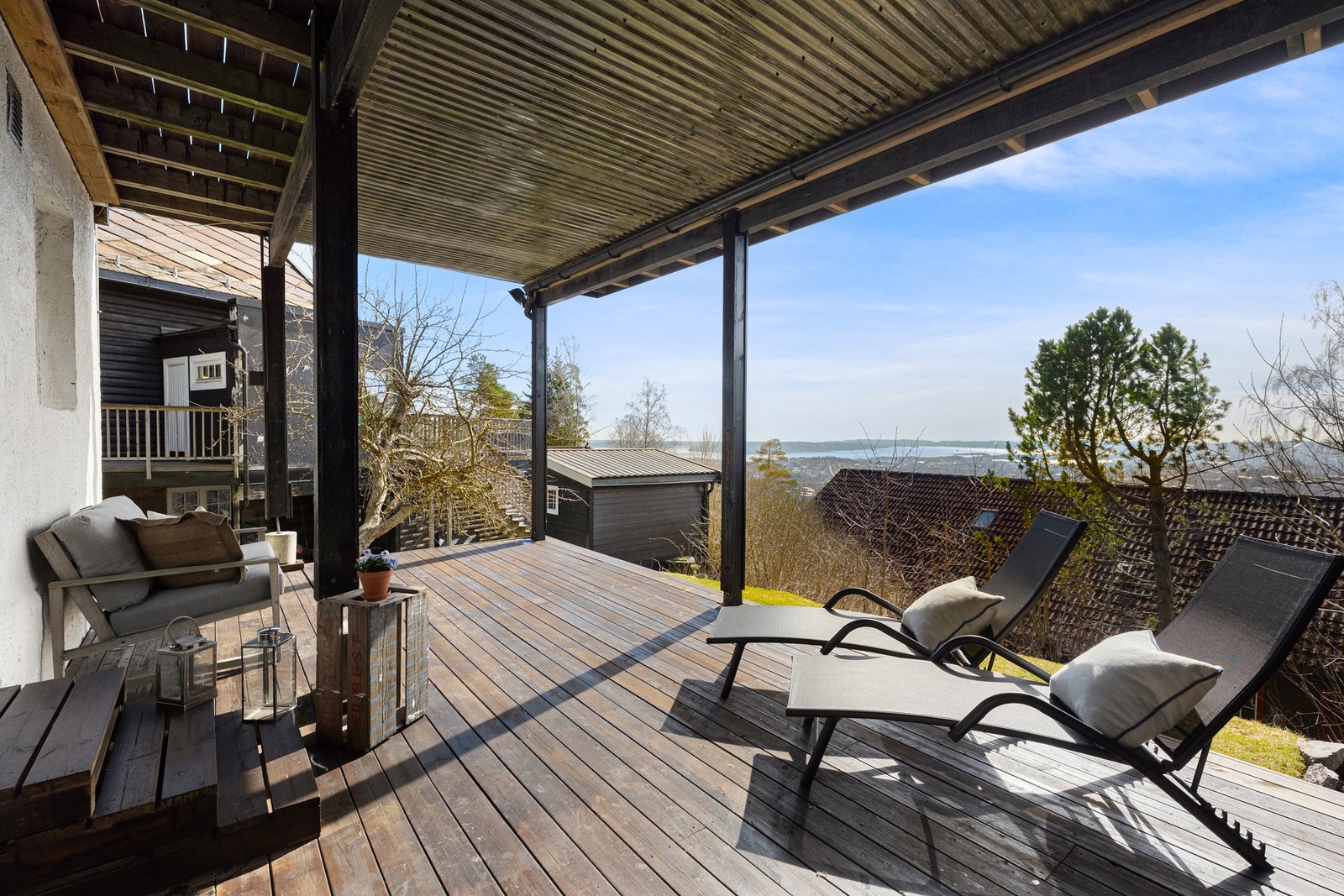 Fra den innredede delen er det utgang til en terrasse på 24 m² med gode solforhold og utsikt mot fjorden. Galleribilde