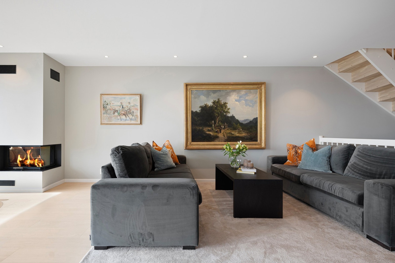 Stuen byr på flere soner. Det er god plass til sofagruppe. Galleribilde