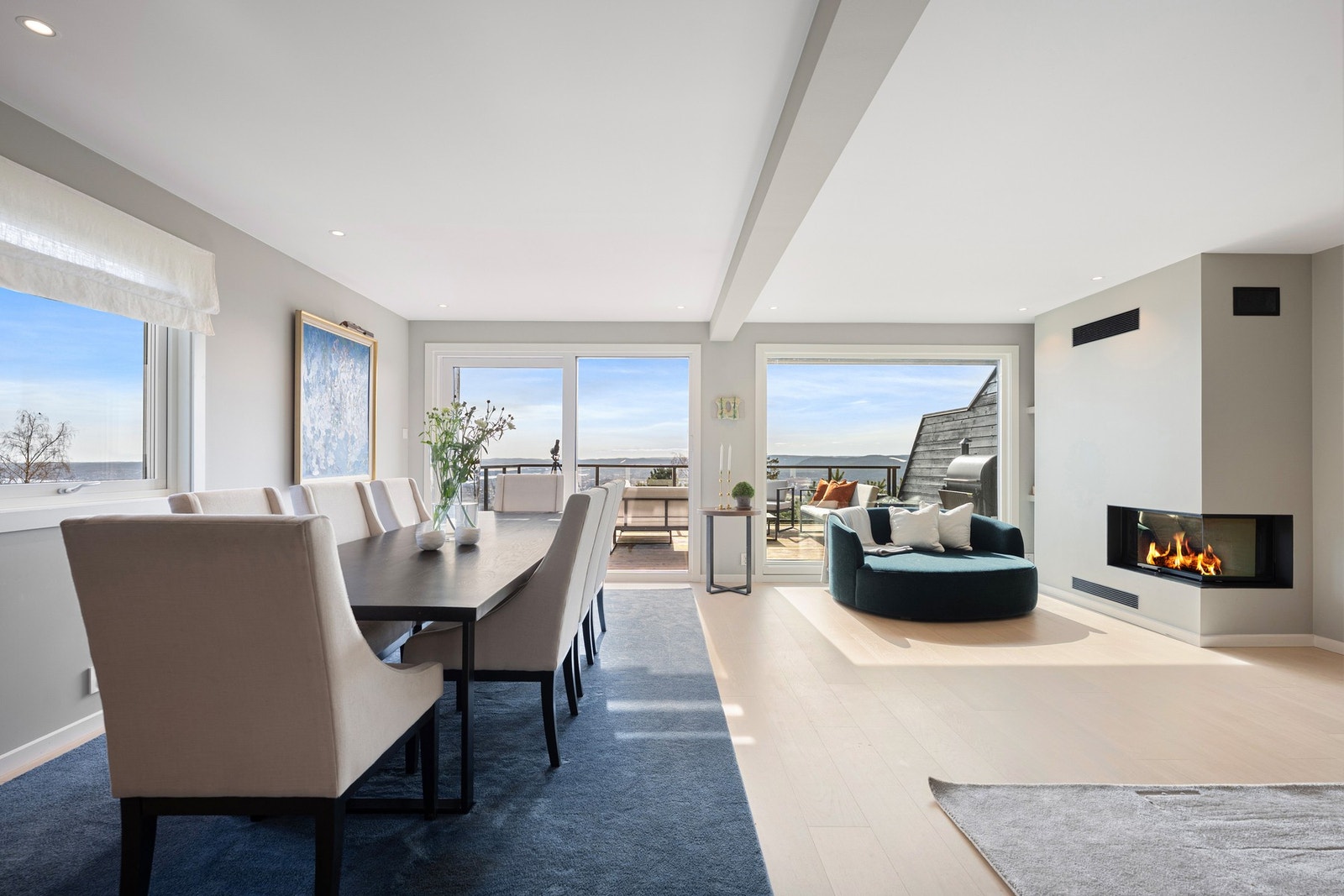I stuen er det en moderne elementpeis fra 2022 som gir et elegant uttrykk. Galleribilde