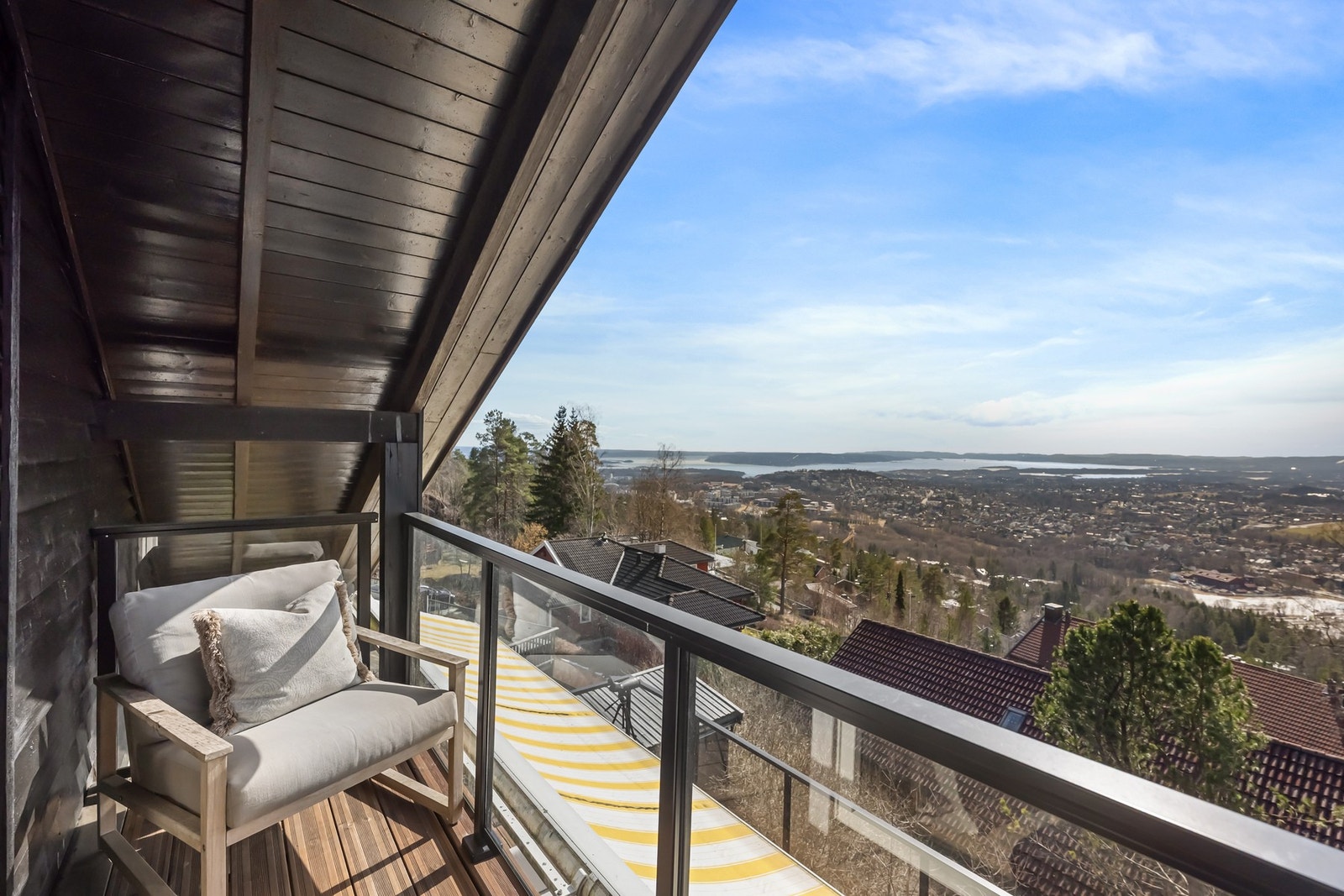 Veranda på ca. 3 m² som oppleves privat, med utsikt over fjorden. Galleribilde