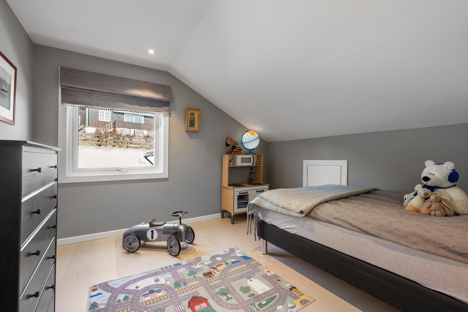 Det andre soverommet i loftsetasjen passer perfekt som barneværelse, med god plass til både seng og lekeområde på gulvet. Galleribilde