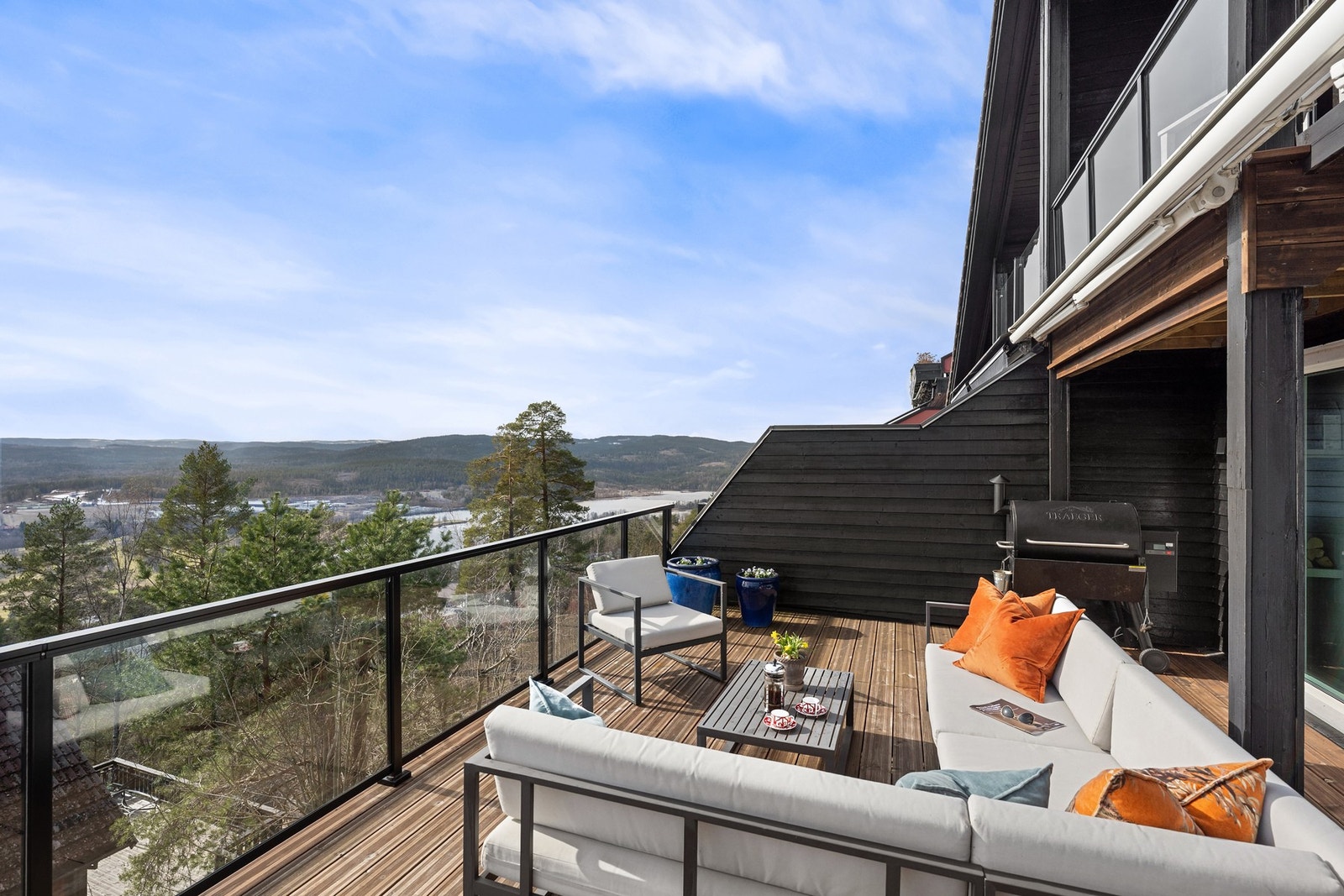 Verandaen er på 29 m² med adkomst fra stuen i hovedetasjen. Galleribilde