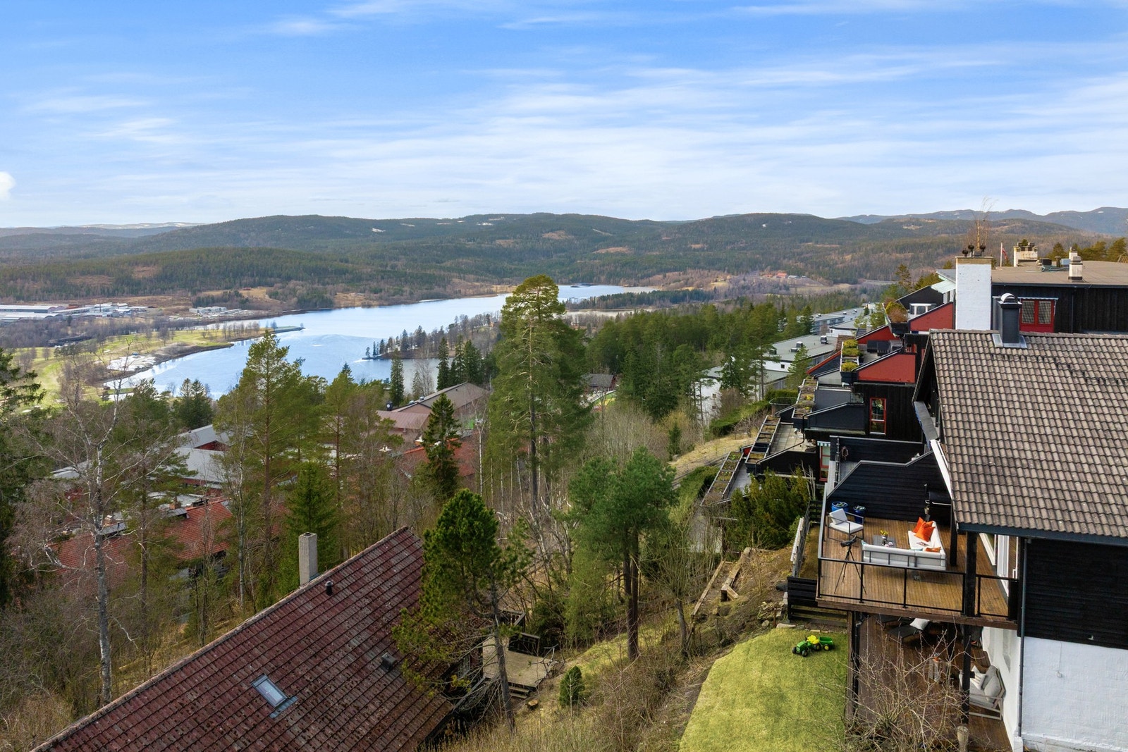 Her bor du tett på naturen og opplever årstidenes skiftninger, samtidig som du har kort vei til barnehager, skole, offentlig kommunikasjon og marka. Galleribilde