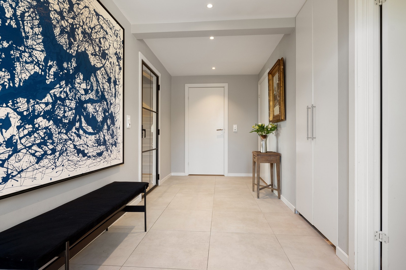 Entréen har behagelig gulvvarme og adkomst til soverom på høyre side. Galleribilde
