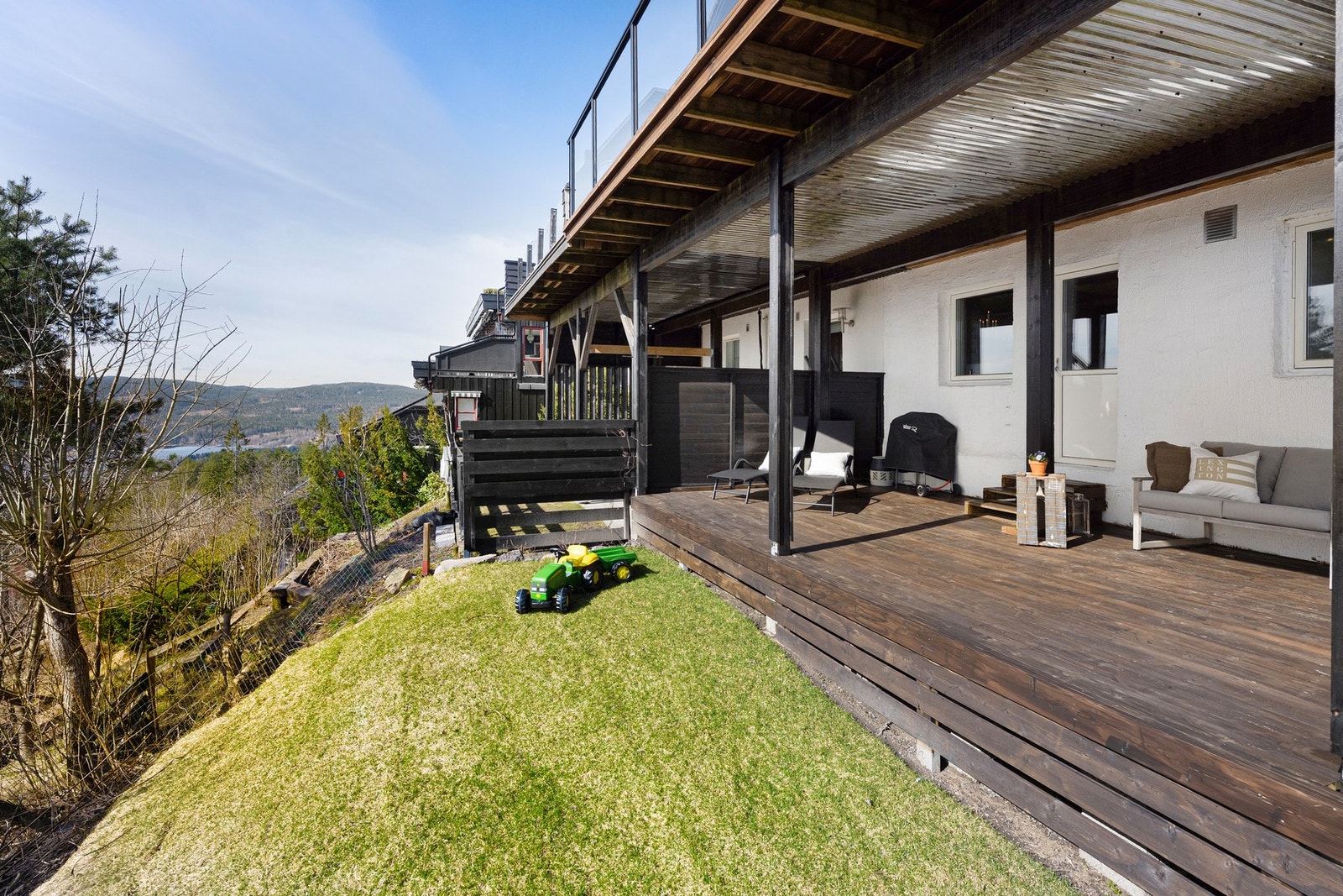 Utvendig er det gjort flere tiltak i 2022, herunder maling av fasade, ny utvendig trapp og rekkverk, tilpasning av terrasse i underetasjen samt etablering av ny plen i hagen. Galleribilde