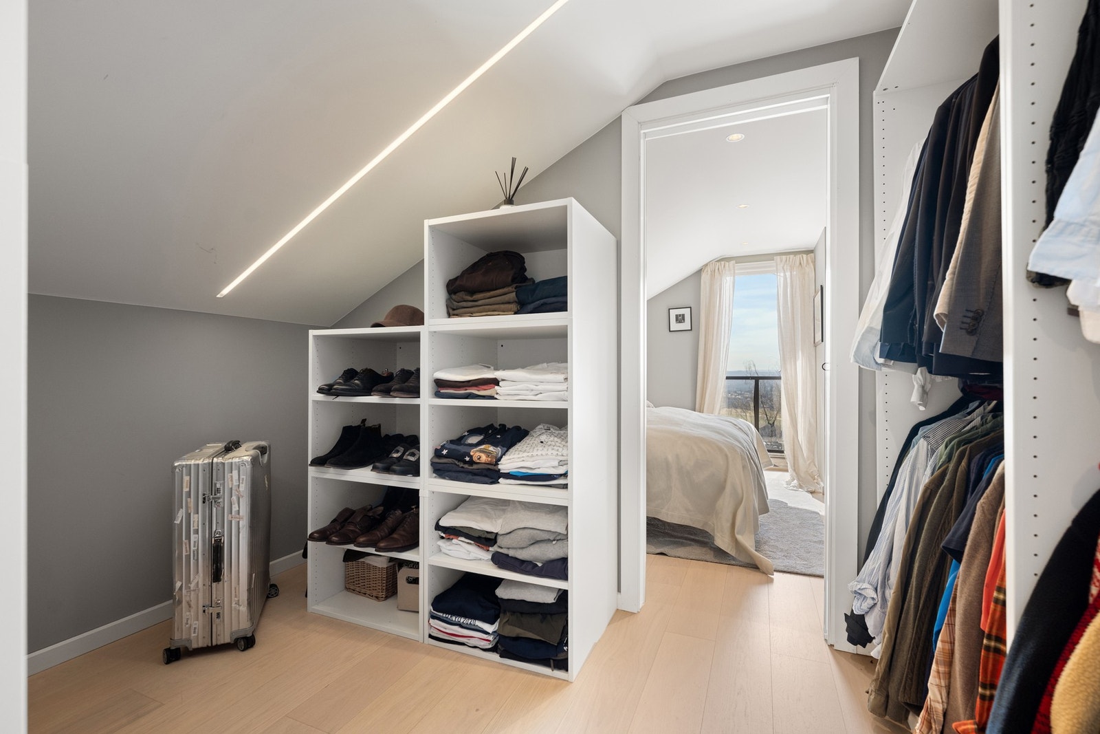 Hovedsoverommet har en omkledningsrom som sørger for gode oppbevaringsmuligheter. Galleribilde