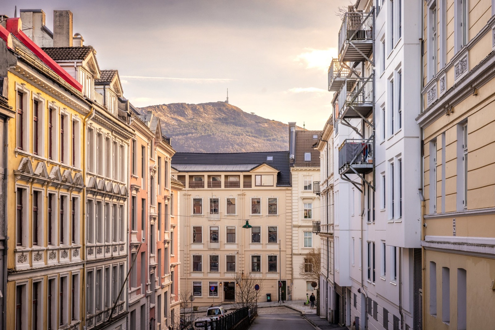 Leiligheten er vendt mot en relativt lite trafikkert gate i byen. Det er ingen innsyn fra gaten ettersom leiligheten ligger en etasje over gateplan. Galleribilde