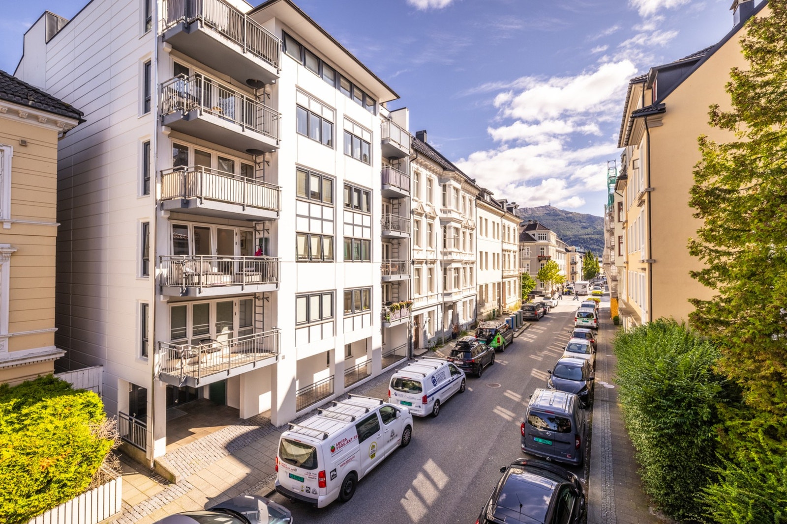 Det er inngang til leiligheten både fra Rosenbergsgaten (i bildet) og Bohrs gate. Borettslaget består kun åtte leiligheter. Borettslaget består av seksjon 2 og 3 i Sameie Rosenbergsgaten 20 Galleribilde