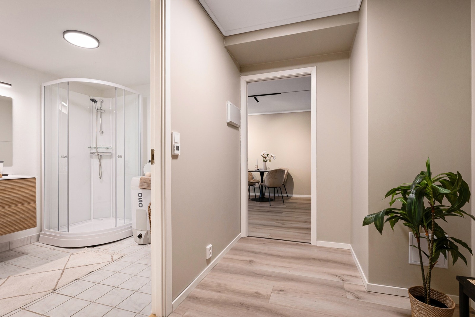 Det er inngang til badet fra gangen. Generelt sett en meget god planløsning i leiligheten. Galleribilde