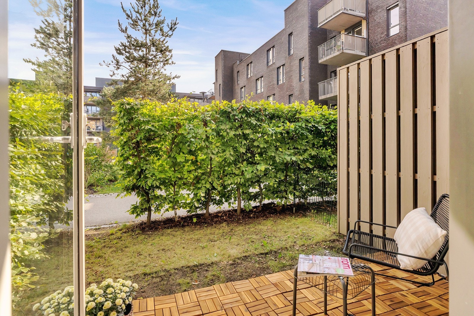 Uteplassen ligger skjermet bak diverse beplantning og har lite direkte innsyn. Galleribilde