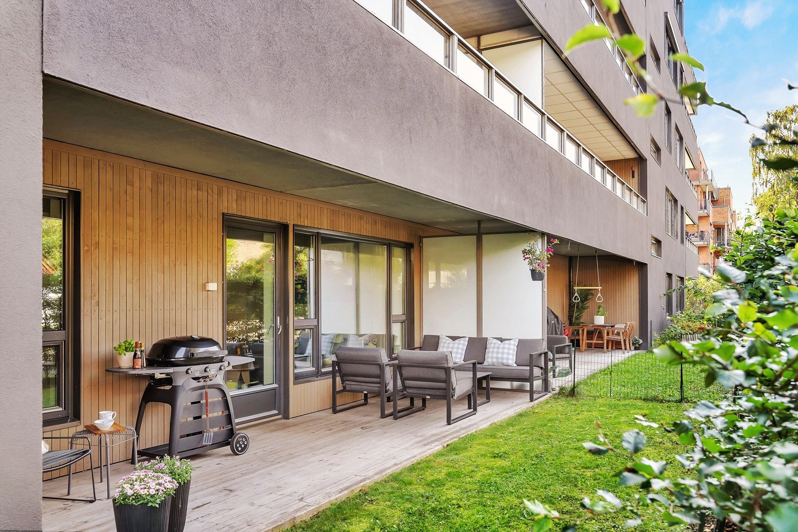 Terrassen er belagt med terrassebord. God plass til større sittegruppe, grill, m.m. Galleribilde