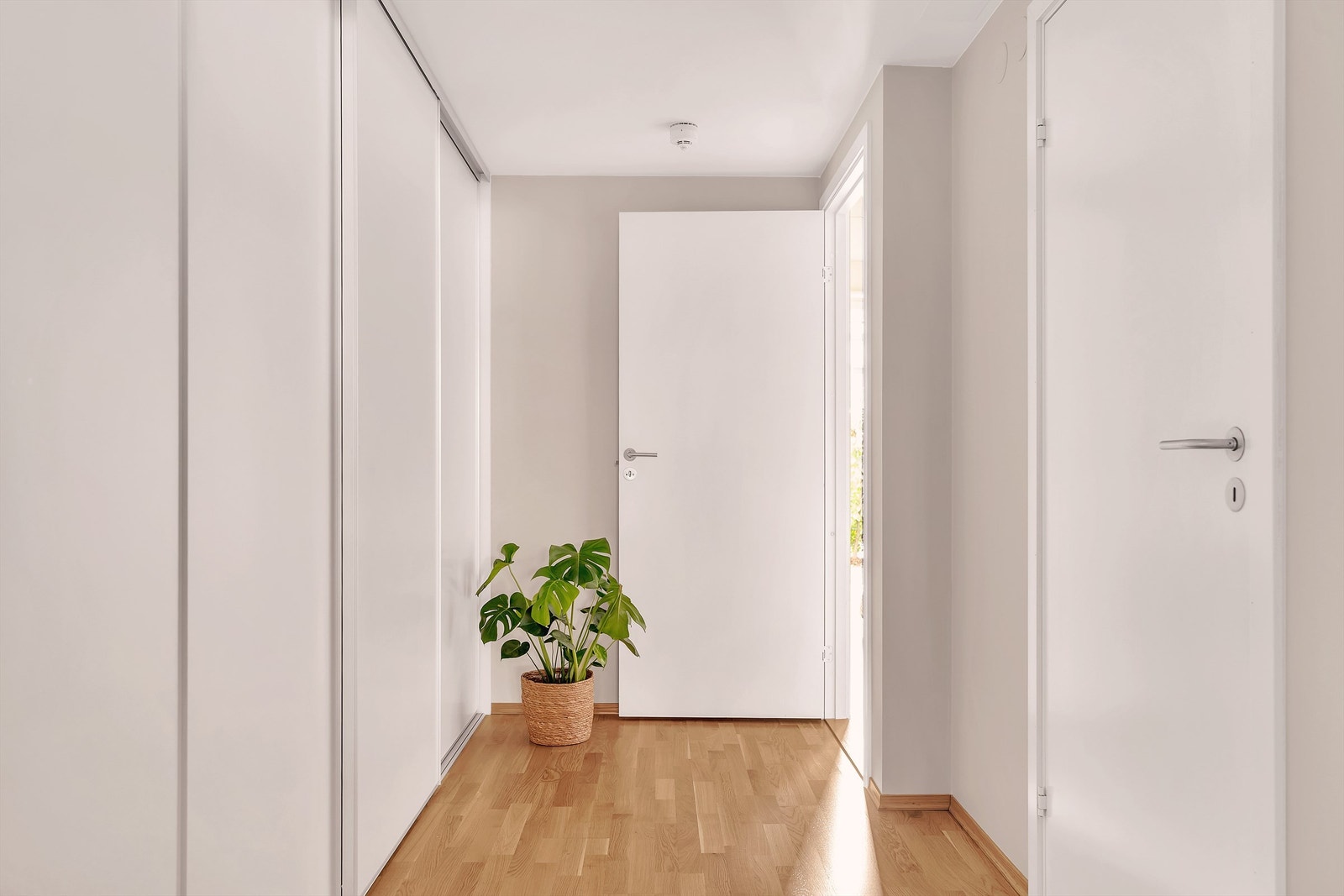 Videre er mellomgangen mellom stue og soverom godt utnyttet med stor skyvedørsgarderobe. Velkommen inn! Galleribilde