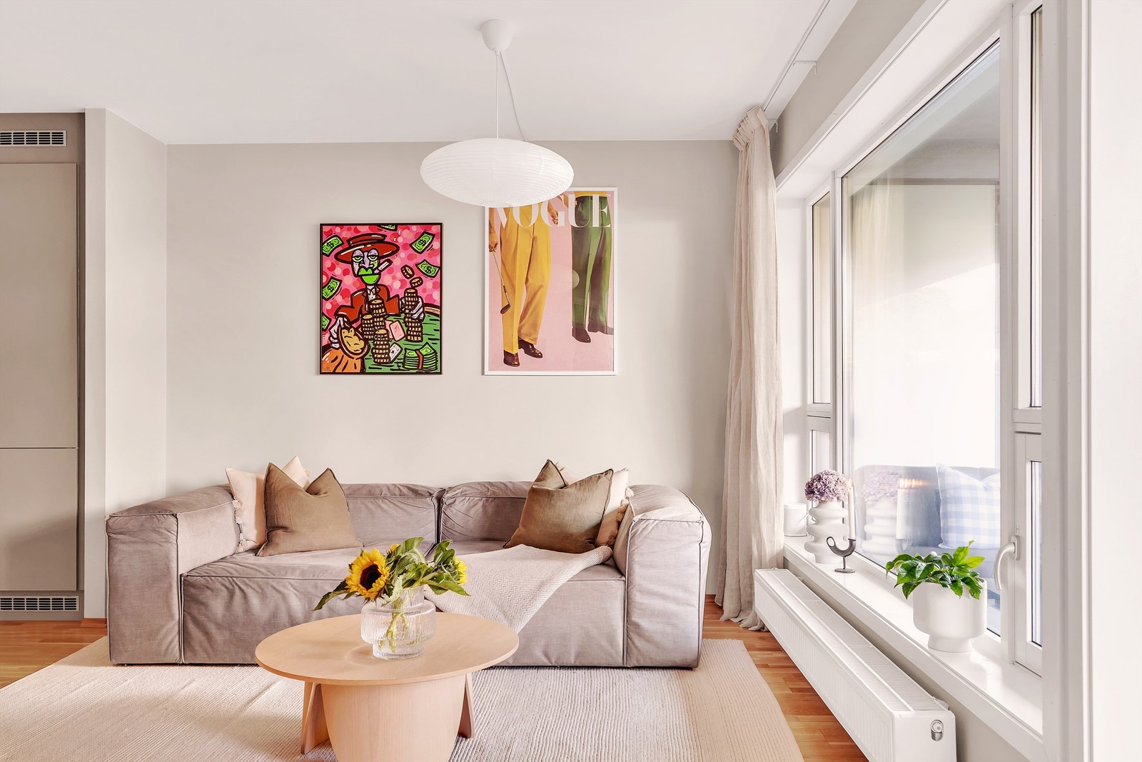 Her er det god plass til sofa med tilhørende salongbord og tv-seksjon. Galleribilde