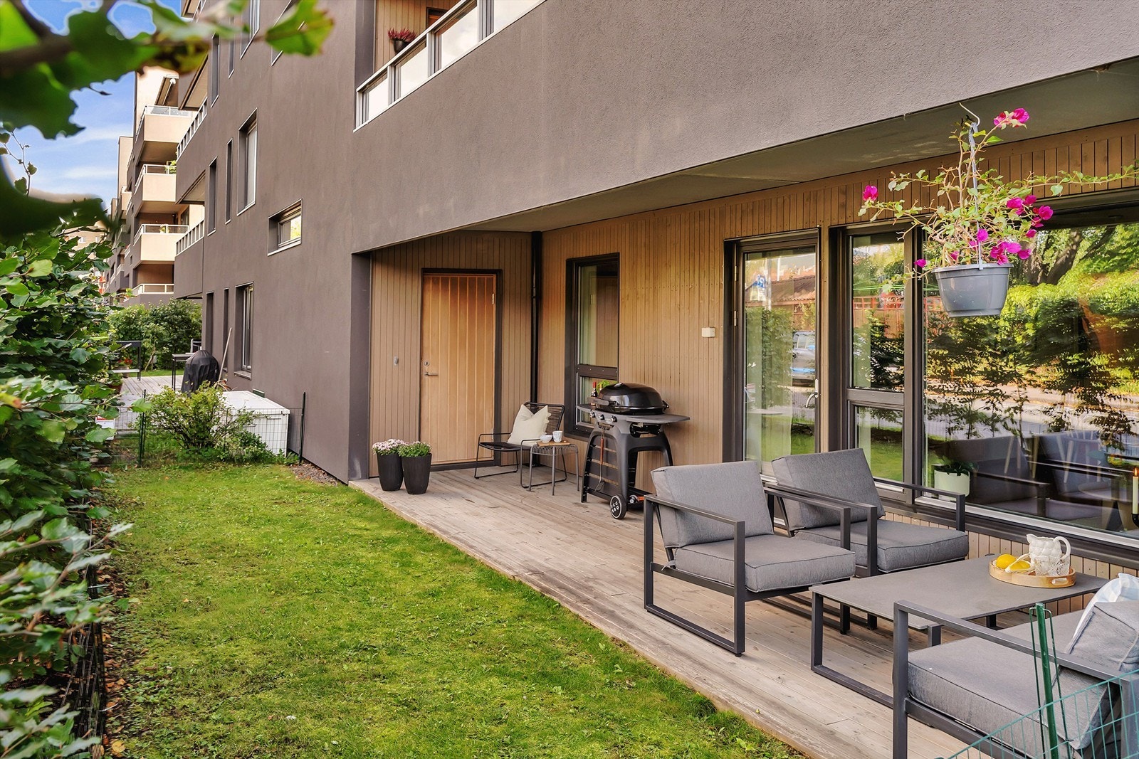 Flott, moderne og arealeffektiv 3-roms eierleilighet i 1. etasje med markterrasse og hage samt gjennomgående planløsning. Galleribilde