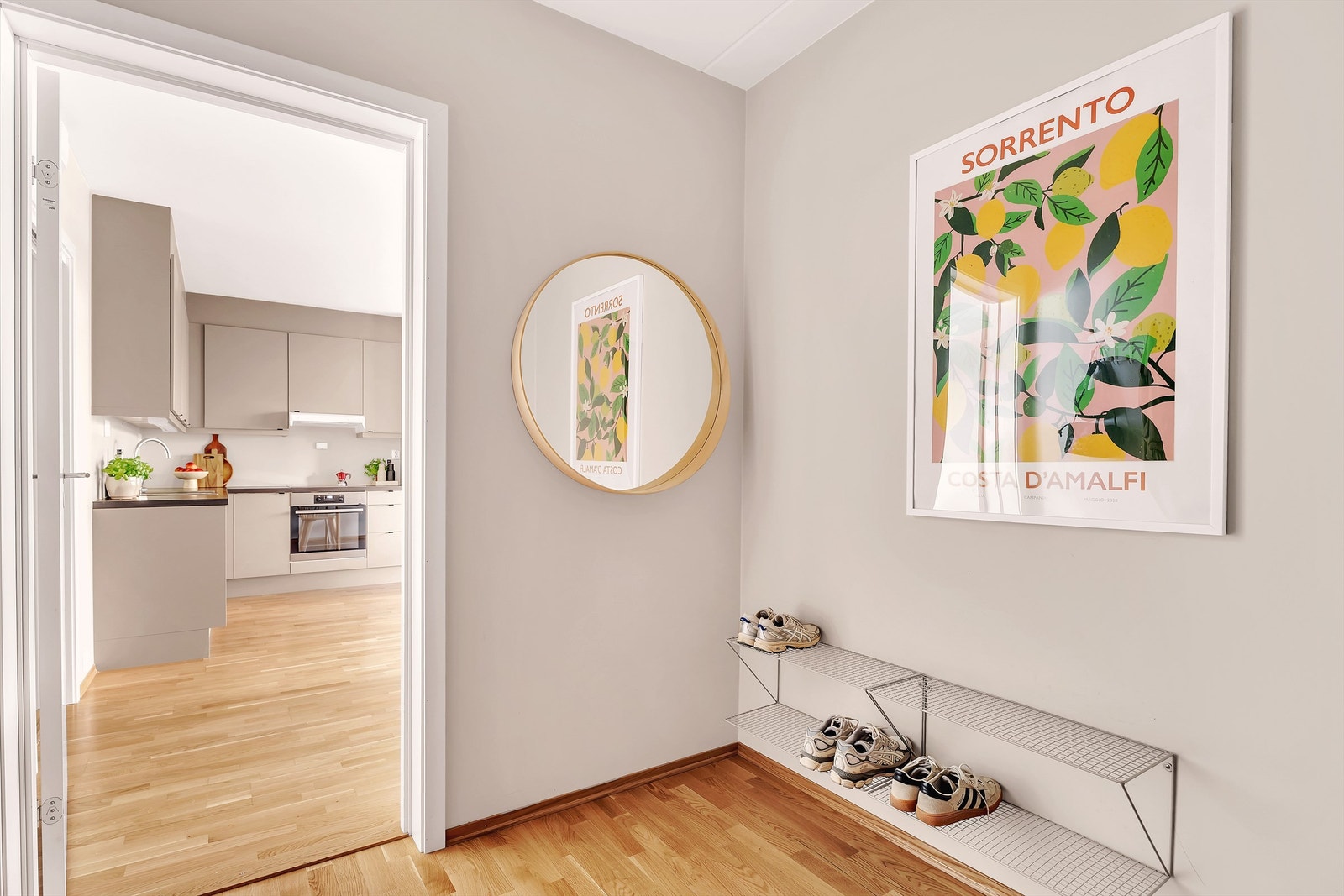 Lys og luftig entré, som gir et godt førsteinntrykk av leiligheten. Galleribilde