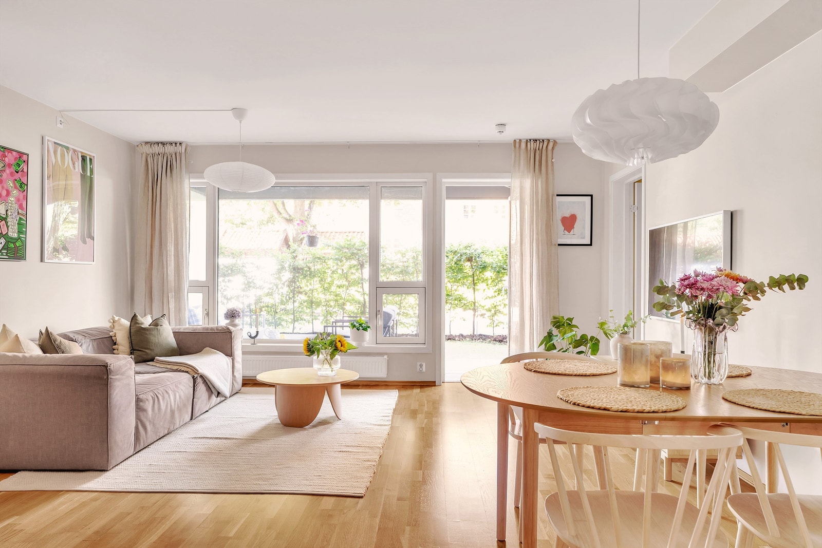 Fra stuen er det utgang til en flott terrasse med hage som strekker seg langs hele leiligheten. Galleribilde