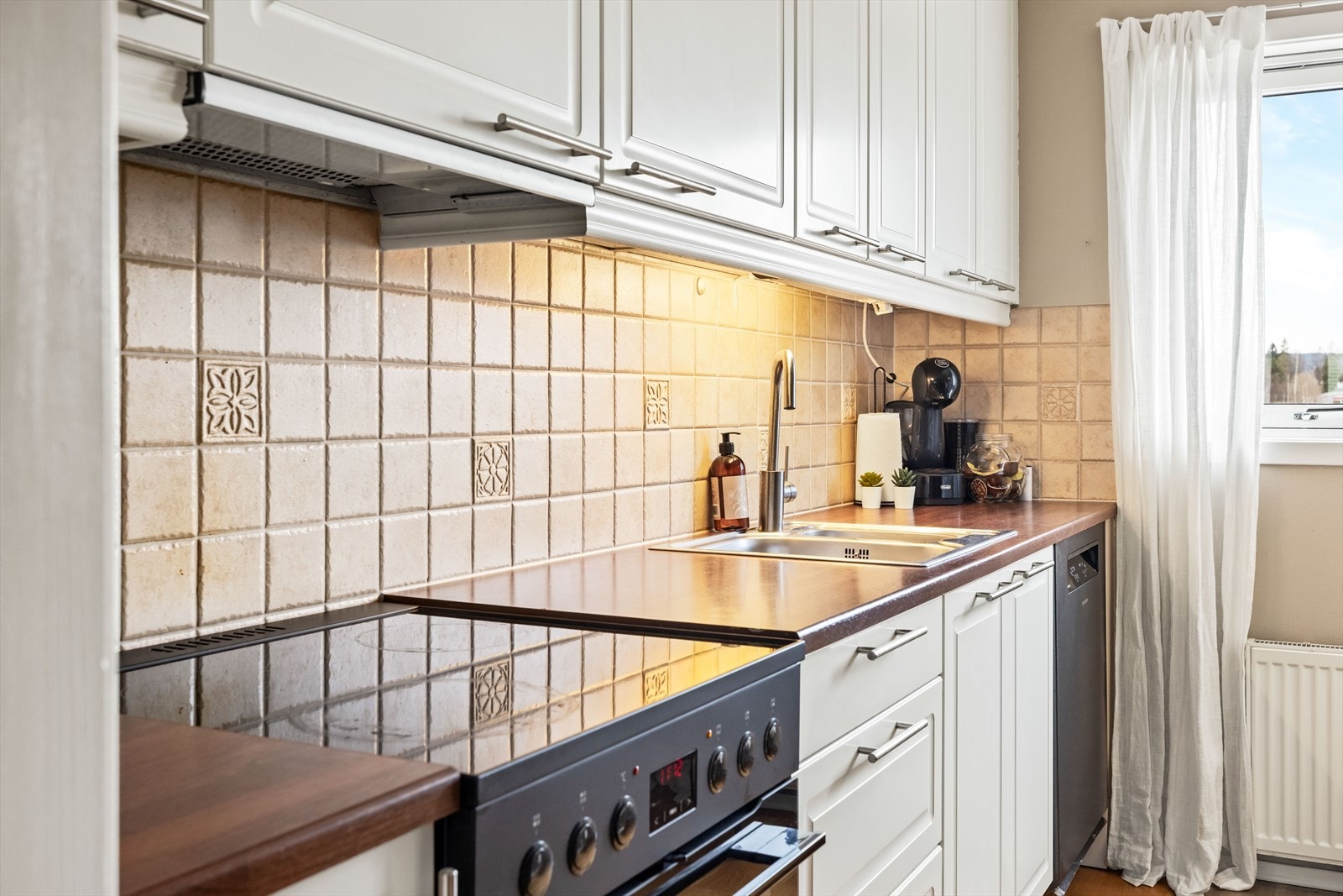 Kjøkkenet er utstyrt med kjøkkenventilator med kullfilter og har godt med skap- og benkeplass. Galleribilde