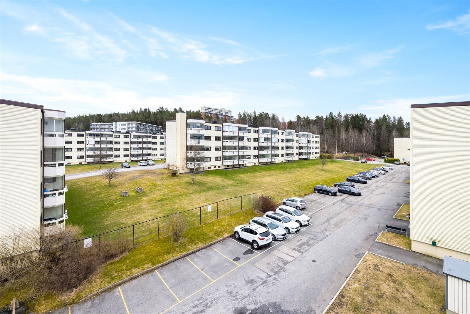 Området er rolig og tilbaketrukket, med nærhet til skog og mark. Galleribilde