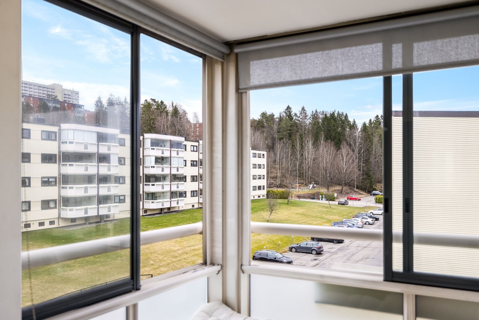 Fra leiligheten har man utsyn over borettslagets grønne fellesområder. Galleribilde