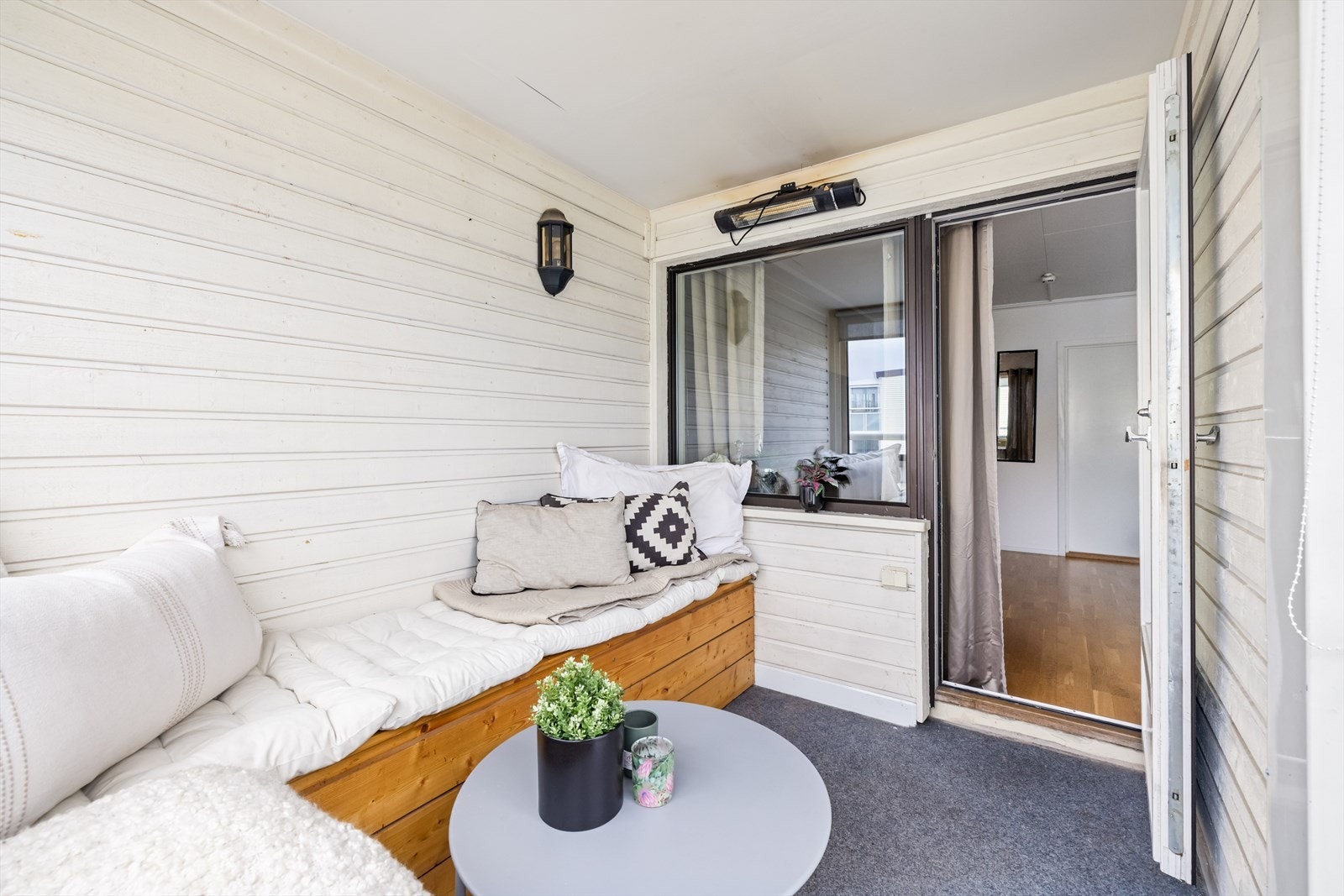 Den innglassede, sydvendte balkongen på 6 m² fungerer som et ekstra rom store deler av året. Galleribilde