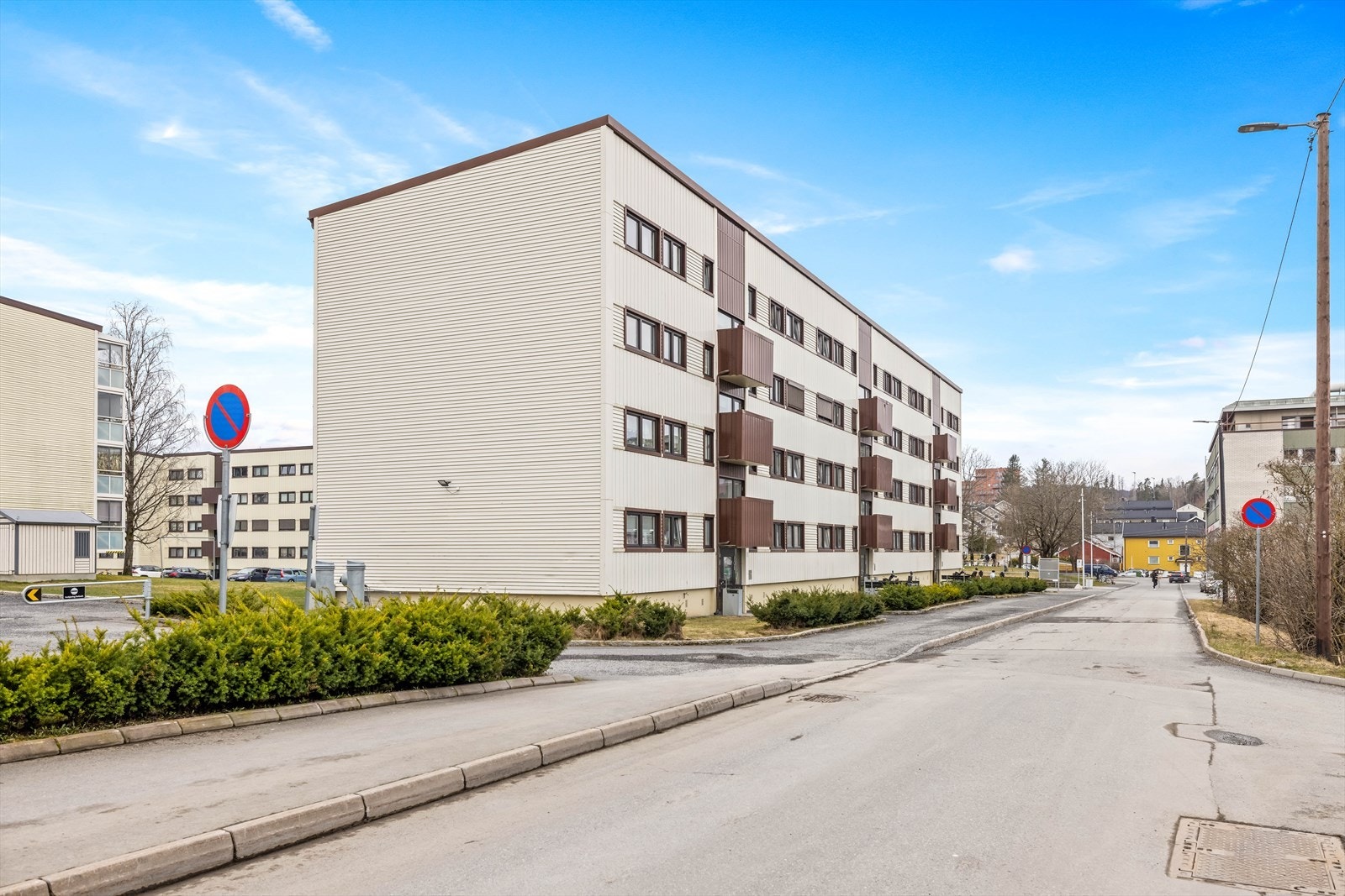 Leiligheten har en svært sentral beliggenhet i et attraktivt boligområde i Lørenskog. Herfra er det gangavstand til et bredt spekter av servicefunksjoner, inkludert to kjøpesentre, kulturhus og treningssentre. Galleribilde