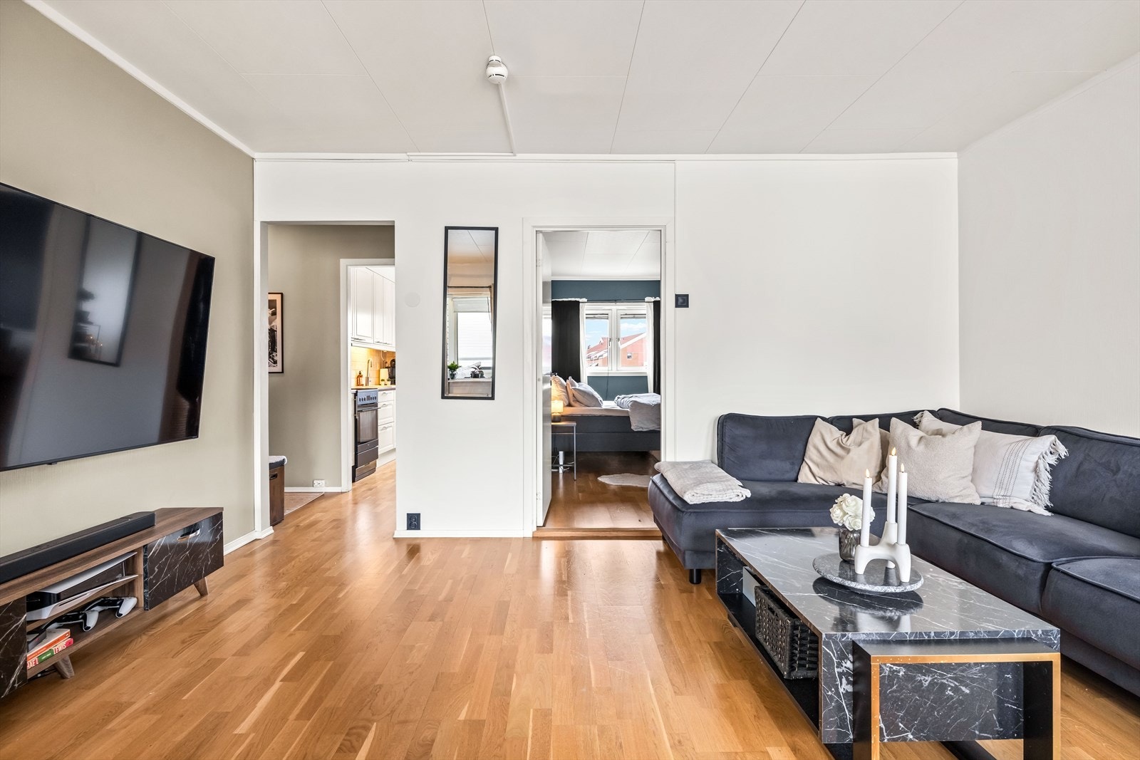Fra stuen er det adkomst til både kjøkken og soverom, samt utgang til balkongen. Galleribilde