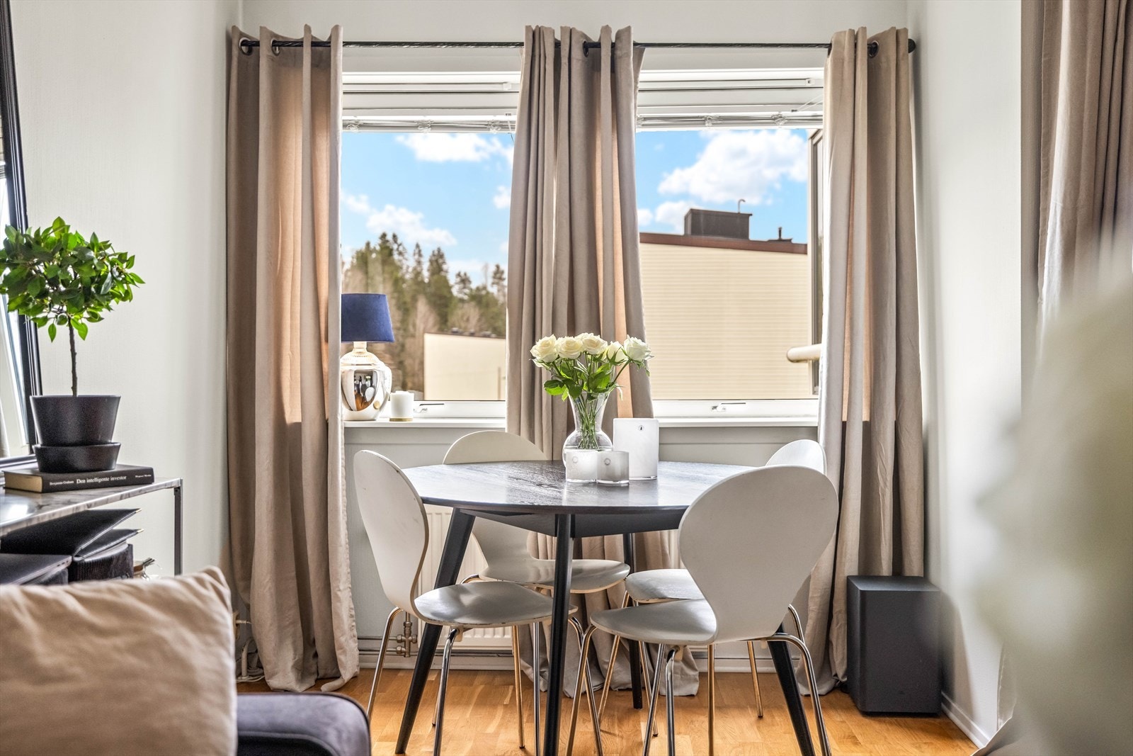 Stuen har plass til både sofagruppe og spisebord, med vinduer som slipper inn dagslys. Galleribilde