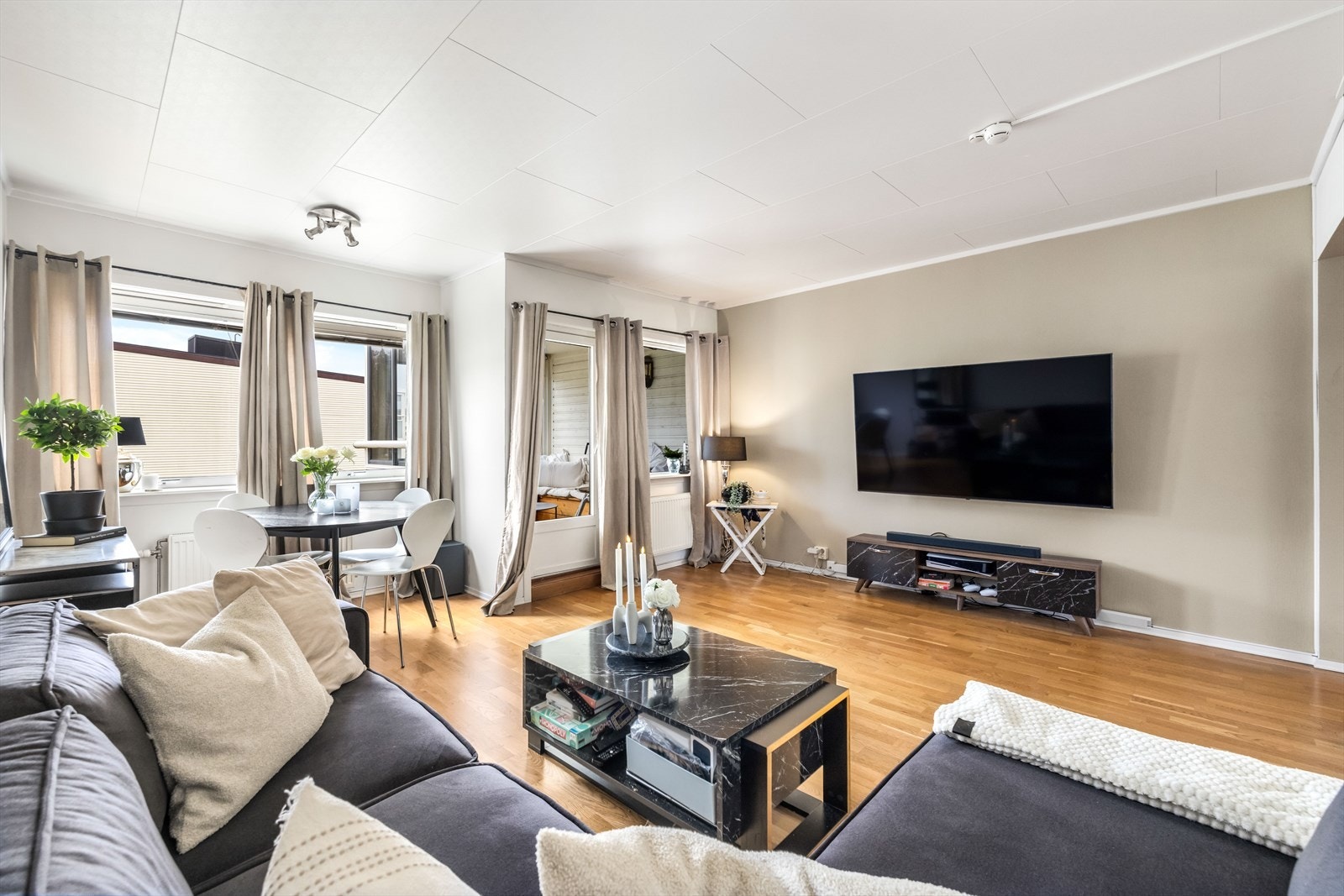 Stuen er romslig og lett å møblere etter eget ønske. Galleribilde