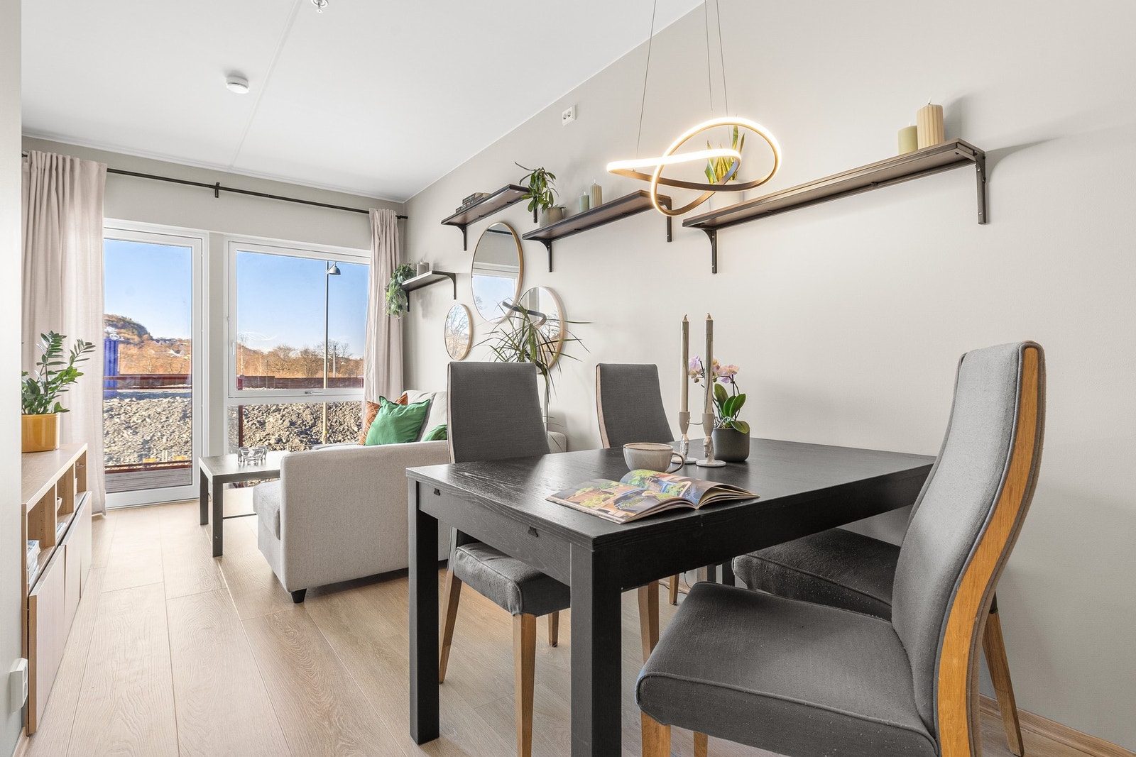 Med byggeår 2023 nyter leiligheten en svært god standard og har garanti frem til 2028. Moderne fasiliteter som balansert ventilasjon og vannbåren gulvvarme. Galleribilde
