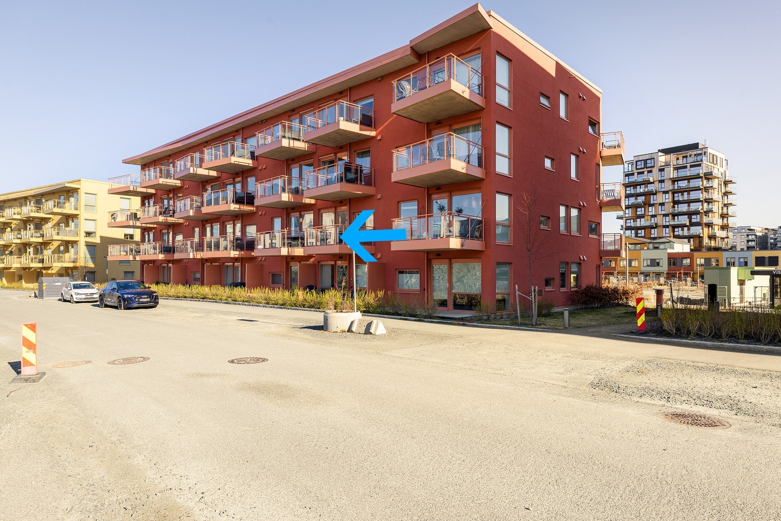 Fasadebilde. Leilighetens beliggenhet er markert med blå pil. Galleribilde
