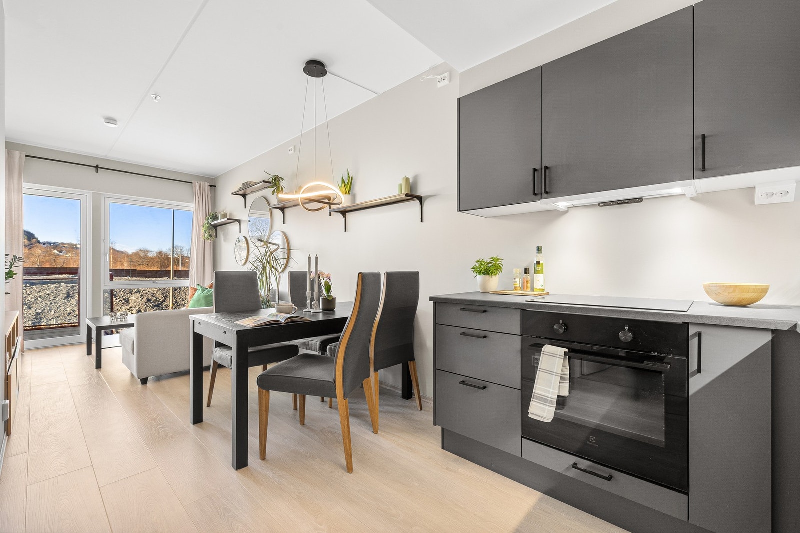 EiendomsMegler 1 v/ Mads Larsen har gleden av å ønske velkommen til Leksvikgata 1 - En innbydende og moderne 2-roms selveier med en strøken standard og en solrik balkong! (Foto: Nonstad foto). Galleribilde